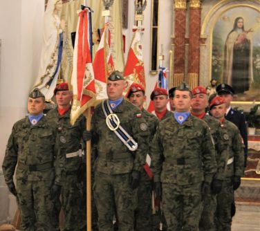 poczty sztanadowe i flagowe jednostek wojskowych stoją w ołtarzu bocznym kościoła