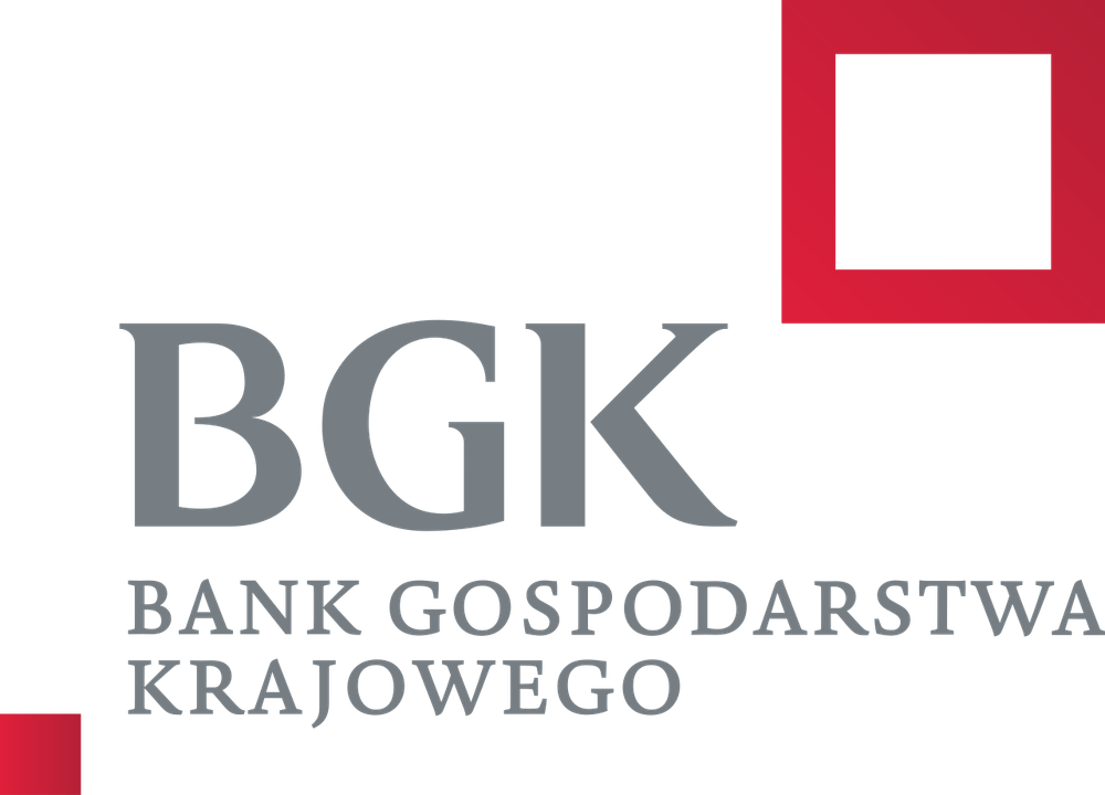Kliknięcie powiększy obraz. Czarne tło. Duże szare inicjały w centralnej części obrazu. Pod nimi dwie linie mniejszego szarego tekstu. W prawym górnym rogu czerwony pusty kwadrat. W lewym dolnym rogu mały czerwony kwadrat.