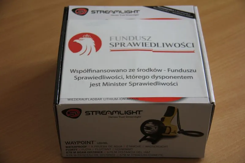 Pudełko latarki Streamlight Waypoint z oznaczeniem Funduszu Sprawiedliwości i informacją o dofinansowaniu ze środków tego funduszu.