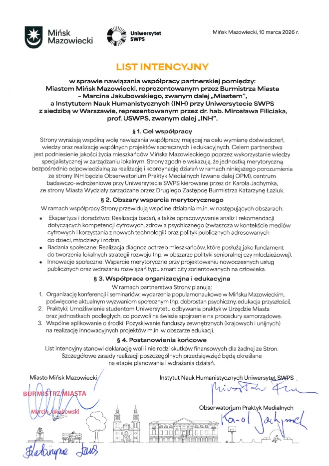 Kliknięcie powiększy obraz. Biała strona z dokumentem formalnym w języku polskim. Dwa logotypy u góry po lewej: herb Mińska Mazowieckiego i logo Uniwersytetu SWPS. Po prawej data: Mińsk Mazowiecki, 10 marca 2026 r. Nagłówek środkowy dużą pomarańczową czcionką: LIST INTENCYJNY. Kilka akapitów tekstu w czarnym druku opisujących cele i obszary współpracy. Na dole po lewej czerwony okrągły stempel i podpisy niebieskim atramentem, po prawej kolejne podpisy. U dołu prosta linia rysunkowa panoramy miasta z budynkami.