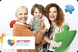 Starsza kobieta, dziecko i młoda kobieta stoją razem, uśmiechając się, na białym tle z kolorowymi elementami puzzli.