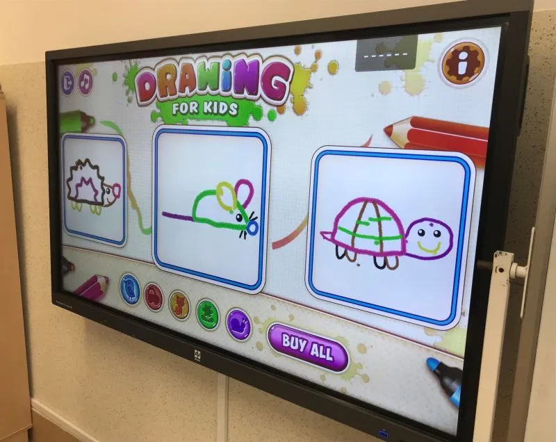 Ekran z aplikacją "Drawing for Kids" pokazujący trzy kolorowe rysunki: jeża, myszy i żółwia.