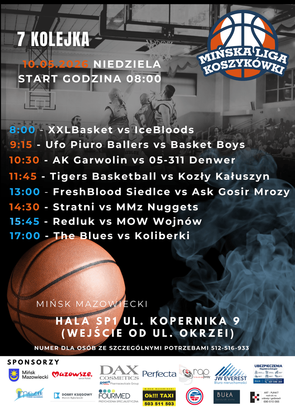 Kliknięcie powiększy obraz. Plakat informujący o kolejce ligi koszykówki. Czarnobiały zdjęcie zawodników skaczących pod koszem w tle. Duża pomarańczowa piłka koszykowa w lewym dolnym rogu. Niebiesko-pomarańczowe logo ligi w prawym górnym rogu. Pionowe kolumny tekstu z rozpiską meczów na ciemnym tle. Prawa strona plakatu ozdobiona niebieską mgłą dymu. Na dole pasek ze sponsorami i informacjami o hali.