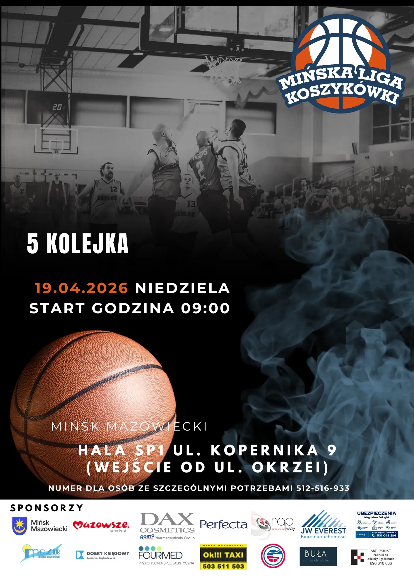 Kliknięcie powiększy obraz. Koszykarze skaczą pod obręczą w hali sportowej. W prawym górnym rogu znajduje się kolorowe logo ligi z motywem piłki koszykowej. Na dole po lewej widoczna duża fotografowana piłka koszykowa, po prawej grafika przypominająca niebieskawy dym. Na dole plakatu pasek z małymi logotypami sponsorów i informacjami.