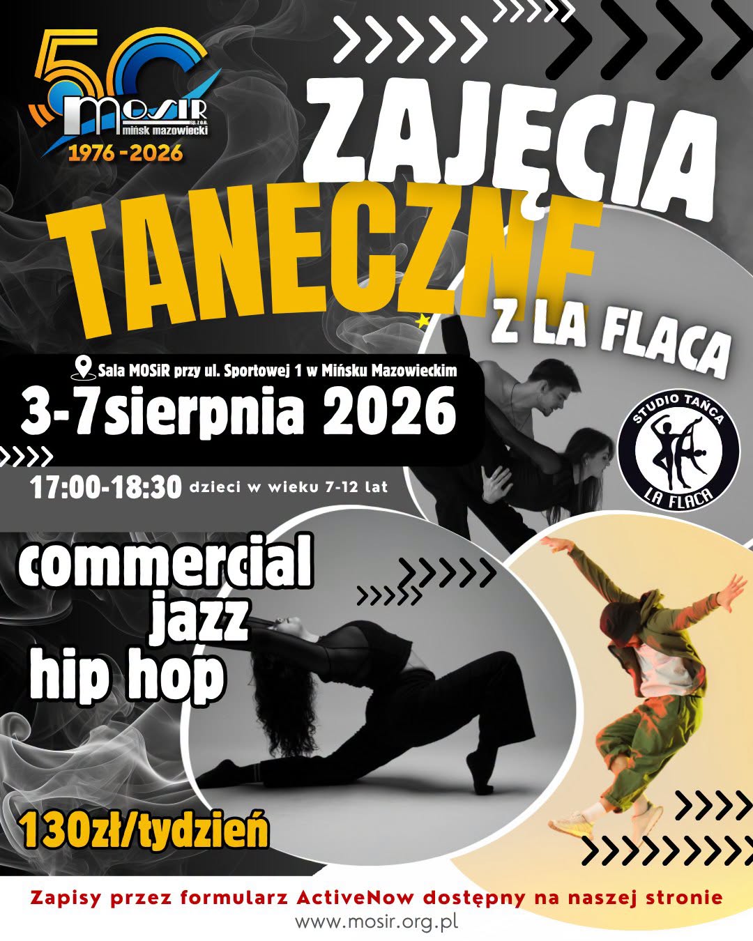 Kliknięcie powiększy obraz. Plakat reklamowy promuje wakacyjne zajęcia taneczne z dużym żółtym tytułem na ciemnym tle. Widoczne trzy zdjęcia tancerzy w dynamicznych pozach, czarno-biała i kolorowa część grafiki. Logo MOSiR z informacją o 50-leciu oraz logo studia tańca umieszczone w górnych narożnikach. Widoczna informacja o terminie początku sierpnia 2026, godzinach popołudniowych dla dzieci 7–12 lat, wymienione style: commercial, jazz, hip hop oraz cena za tydzień.
