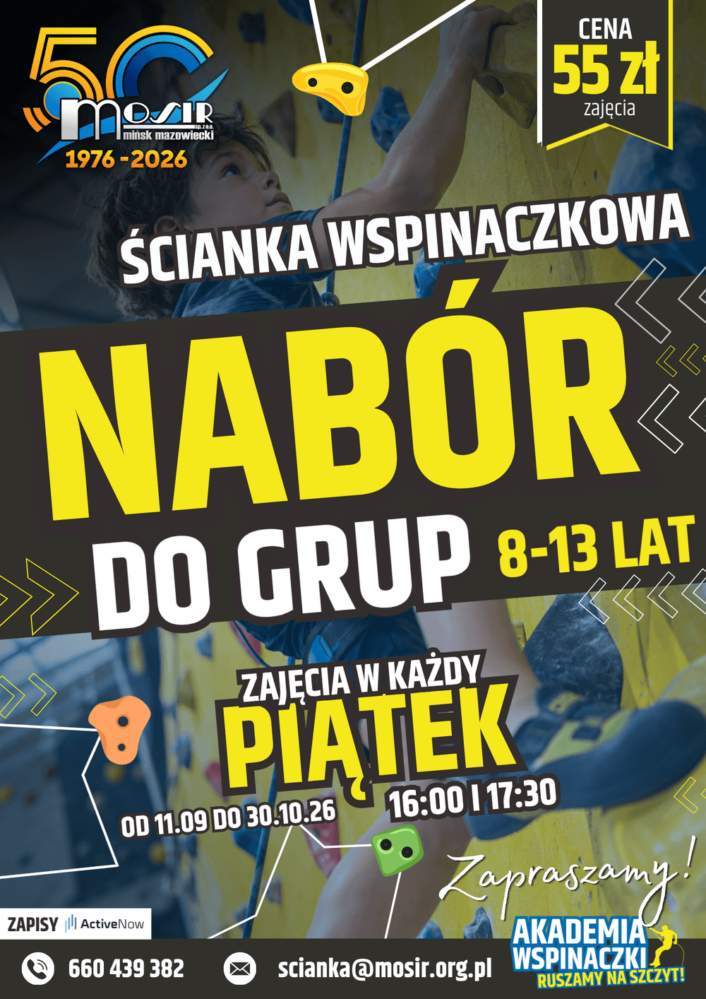 Kliknięcie powiększy obraz. Dziecko wspina się po wewnętrznej, żółtej ściance wspinaczkowej, sięgając ręką do chwytu. Jasne plastikowe chwyty i liny asekuracyjne widoczne obok postaci. Duże, żółte napisy na ciemnych, ukośnych pasach graficznych przykrywają środek obrazu. Logo organizatora znajduje się w lewym górnym rogu, a ikony kontaktowe i pasek informacyjny biegną wzdłuż dolnej krawędzi. Tło ma sportowy, halowy charakter i wyraźne kontrastujące kolory.