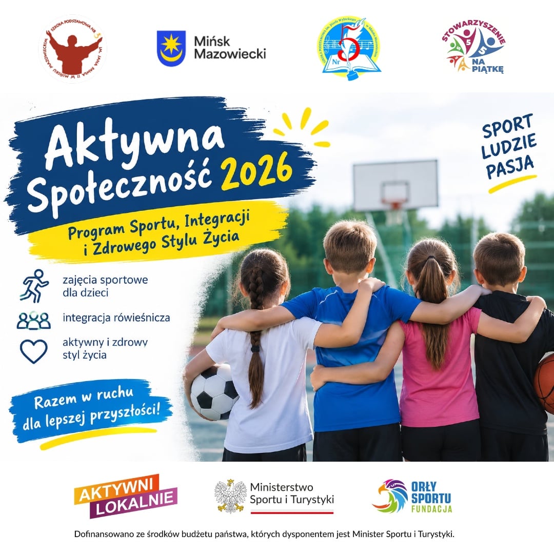 Kliknięcie powiększy obraz. Czteroro dzieci stoi plecami na zewnętrznym boisku koszykarskim, obejmują się ramionami. Lewa osoba trzyma piłkę nożną, prawa trzyma piłkę do koszykówki. W tle widać kosz i zielone drzewa. U góry rozmieszczone kolorowe logotypy i duży niebiesko‑żółty baner promocyjny. Dzień, jasne światło.