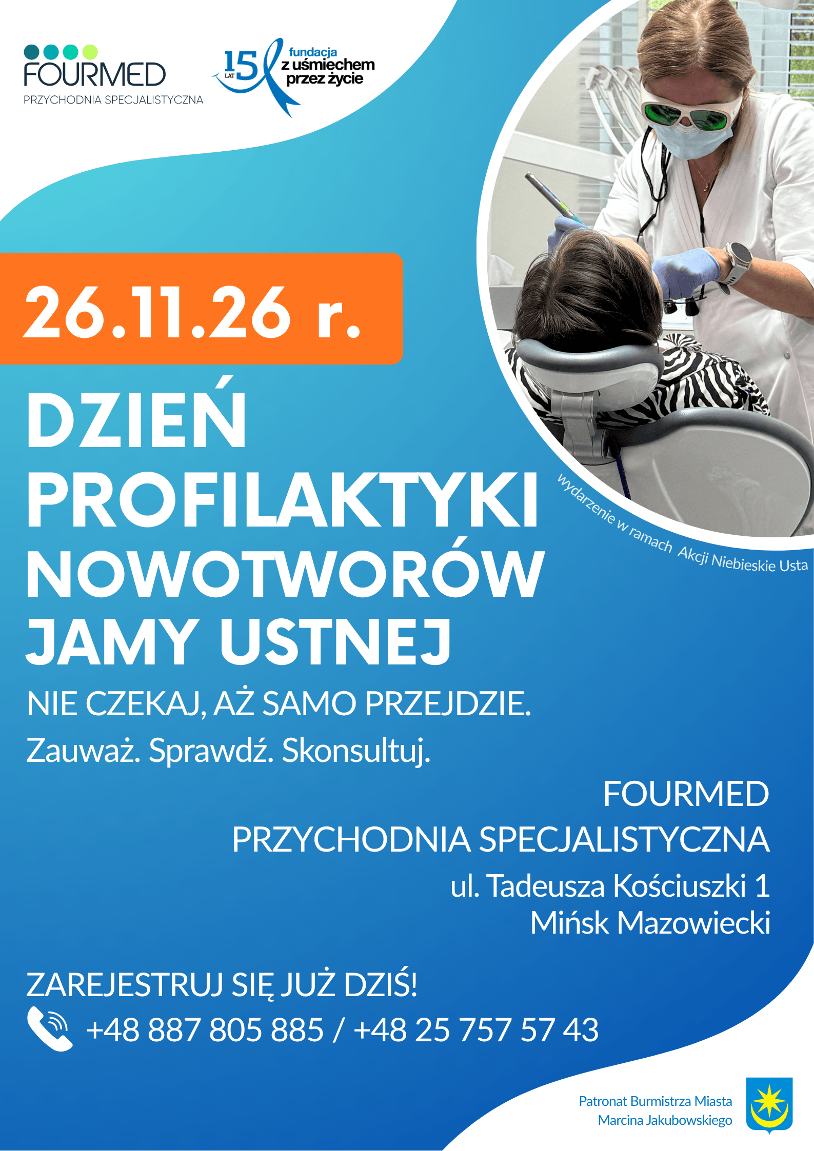 Kliknięcie powiększy obraz. Tło ma gradient niebieski. W prawym górnym rogu stomatologka w białym ubraniu, maseczce i okularach ochronnych bada pacjenta leżącego na fotelu dentystycznym. W lewej części widoczny duży pomarańczowy prostokąt z datą wydarzenia oraz duże białe napisy informacyjne o dniu profilaktyki nowotworów jamy ustnej. U góry lewego pola widoczny logo FourMed i emblemat fundacji.