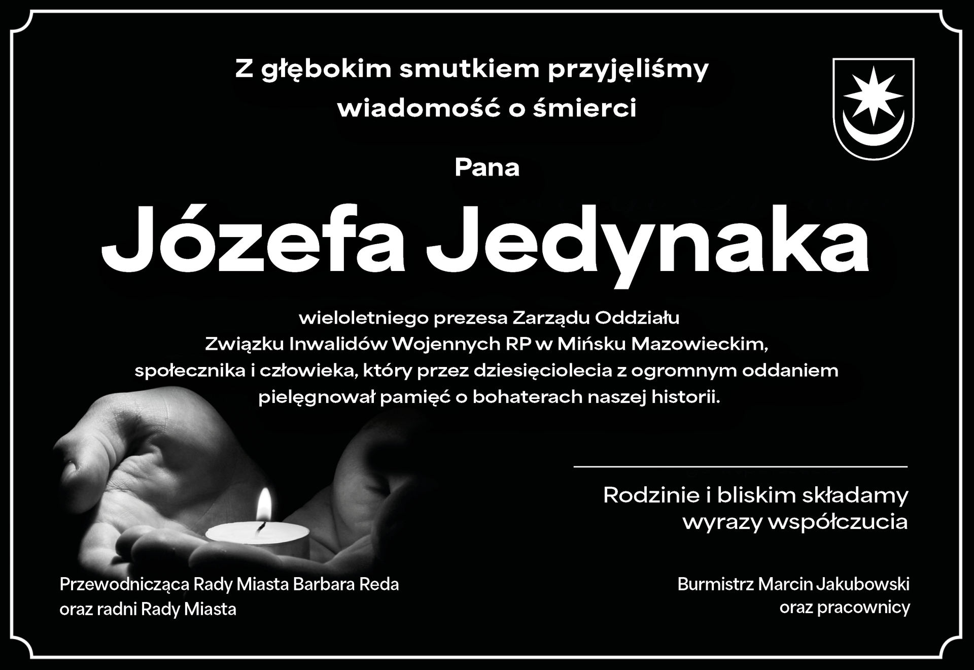 Kliknięcie powiększy obraz. Czarny plakat kondolencyjny z białą ramką. Pośrodku duży biały napis z imieniem i nazwiskiem zmarłego. W lewym dolnym rogu dłonie trzymają zapaloną świeczkę. W prawym górnym rogu biały herb. Na plakacie dodatkowe drobne biało-szare teksty kondolencyjne.