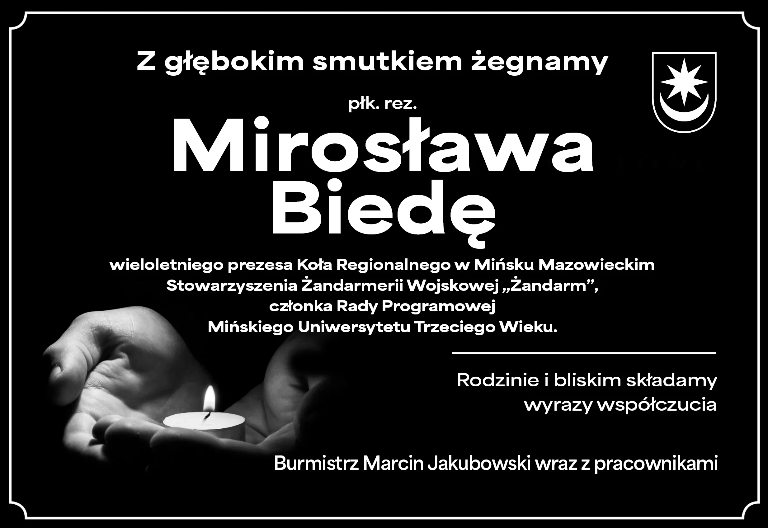 Kliknięcie powiększy obraz. Czarne tło z białą ramką. Po lewej stronie czarno-białe zdjęcie dłoni trzymającej zapaloną świecę. Po prawej stronie biały tekst ze słowami kondolencji i nazwiskiem Mirosława Biedy. W prawym górnym rogu herb z gwiazdą i półksiężycem.