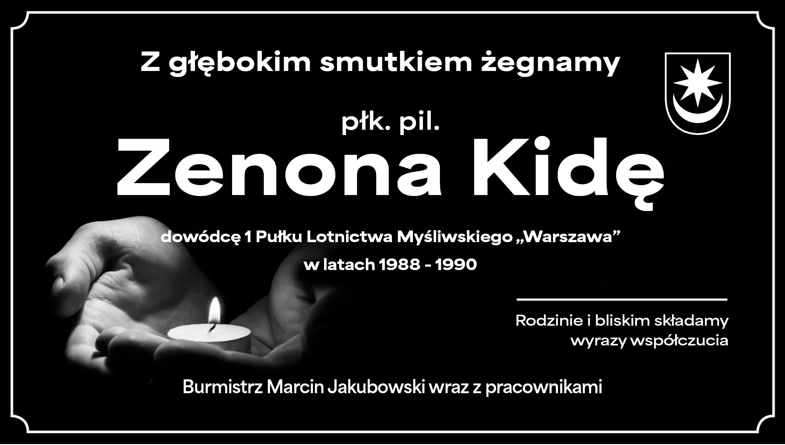 Kliknięcie powiększy obraz. Czarne tło z cienką białą ramką i herbem w prawym górnym rogu. Po lewej dłonie trzymają palącą się małą świecę. Pośrodku duża strefa z pogrubionym białym tekstem o charakterze nekrologu. Na dole pozioma linia i strefa z krótkim tekstem kondolencyjnym.