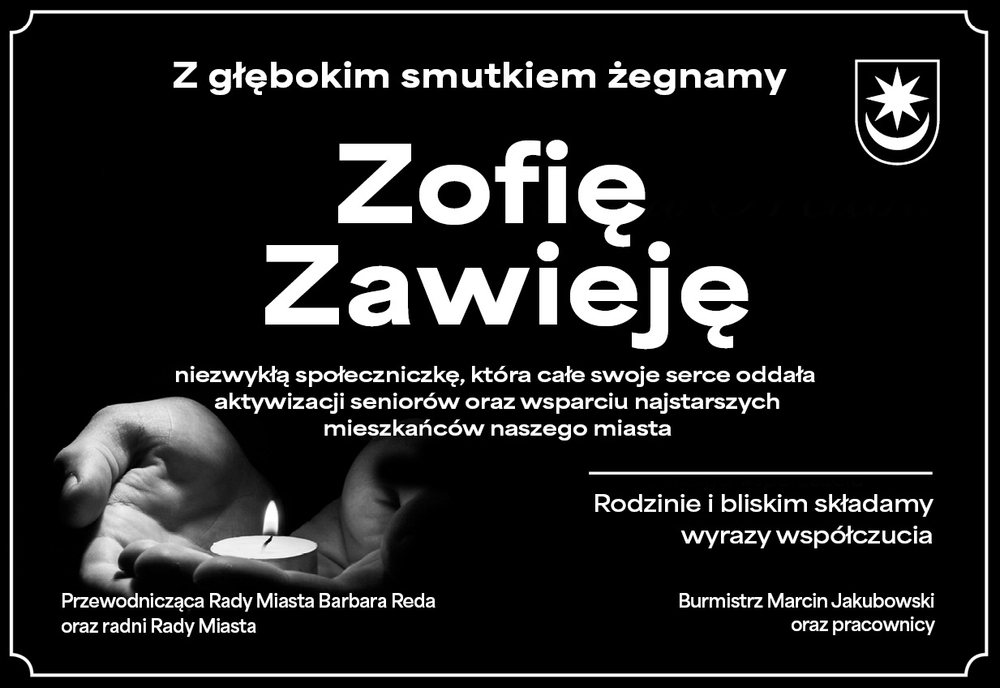 Kliknięcie powiększy obraz. Czarne tło z dużym białym imieniem i nazwiskiem umieszczonym centralnie. Po lewej dwie złączone dłonie trzymają zapaloną tealight. W prawym górnym rogu miejski herb. Cienka biała ramka okala całą grafikę. Drobne podpisy i krótkie kondolencje są rozmieszczone u dołu i po prawej.