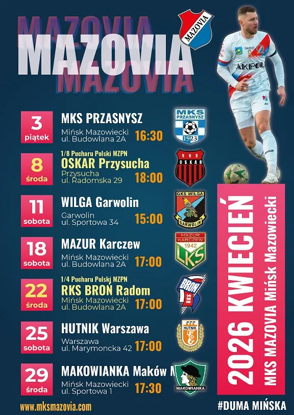 Kliknięcie powiększy obraz. Plakat klubowy w ciemnoniebieskich barwach z dużym napisem MAZOVIA w górnej części. Po prawej stoi piłkarz w białym stroju klubu z piłką u stóp. Na środku jest pionowa lista meczów na kwiecień 2026 z datami, godzinami, miejscami i herbami przeciwników. Na lewej kolumnie wyróżnione są daty w różowych kwadratach. Po prawej biegnie pionowy różowy pas z napisem 2026 KWIECIEŃ i nazwą klubu MKS Mazovia Mińsk Mazowiecki. U dołu widoczny jest adres strony internetowej i hashtag #DUMA MIŃSKA. Tło jest jednolicie ciemnoniebieskie z akcentami różu i bieli.