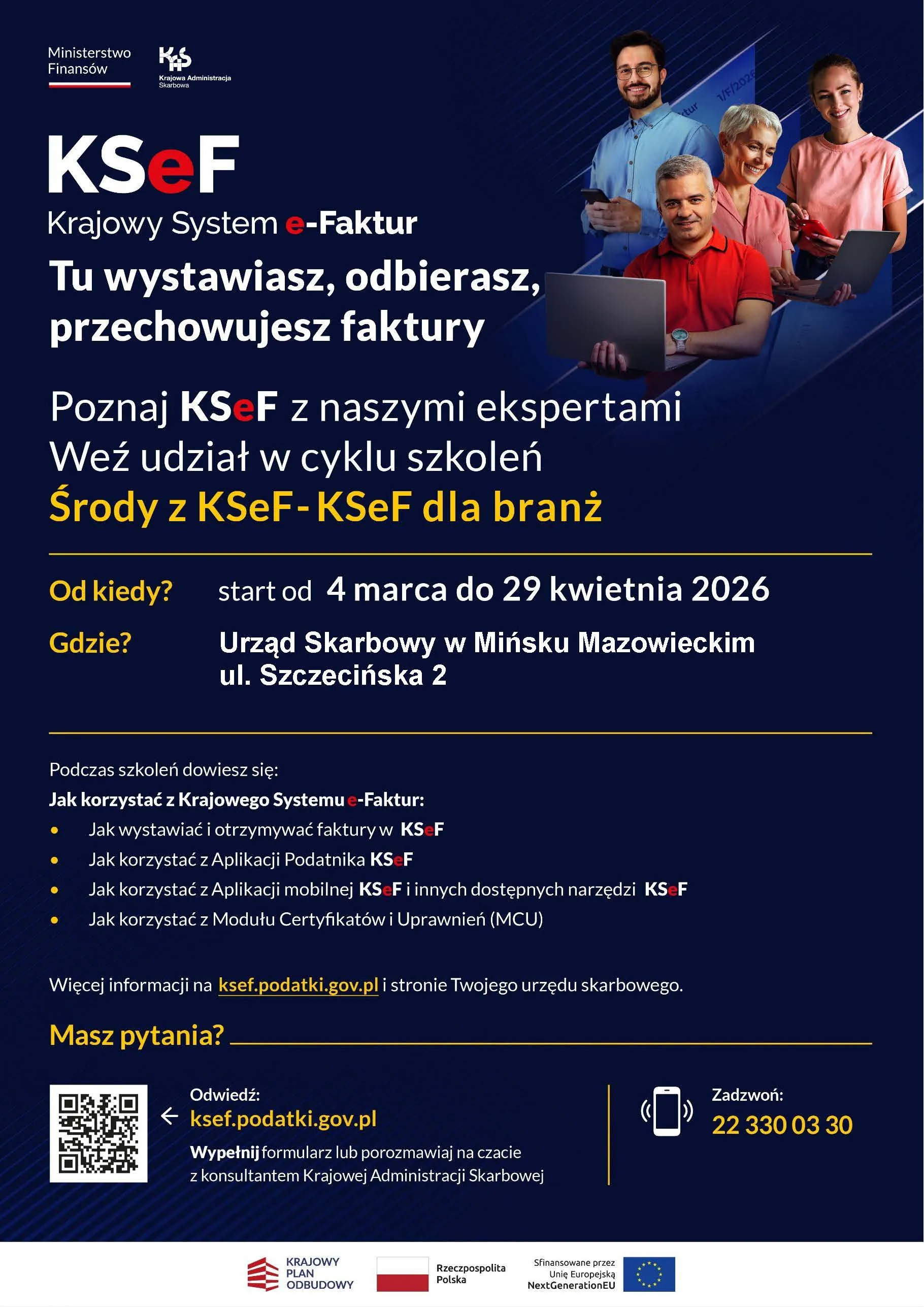 Kliknięcie powiększy obraz. Plakat o granatowym tle z biało-żółtymi akcentami. Logo Ministerstwa Finansów i Krajowej Administracji Skarbowej w lewym górnym rogu. Po prawej cztery uśmiechnięte osoby trzymające laptopy i smartfon, ustawione w półokręgu. W centrum duże hasła informacyjne rozmieszczone w kilku wierszach. W dolnej części kod QR po lewej i ikona telefonu z numerem po prawej. Na samym dole pas z logo programów i funduszy unijnych.