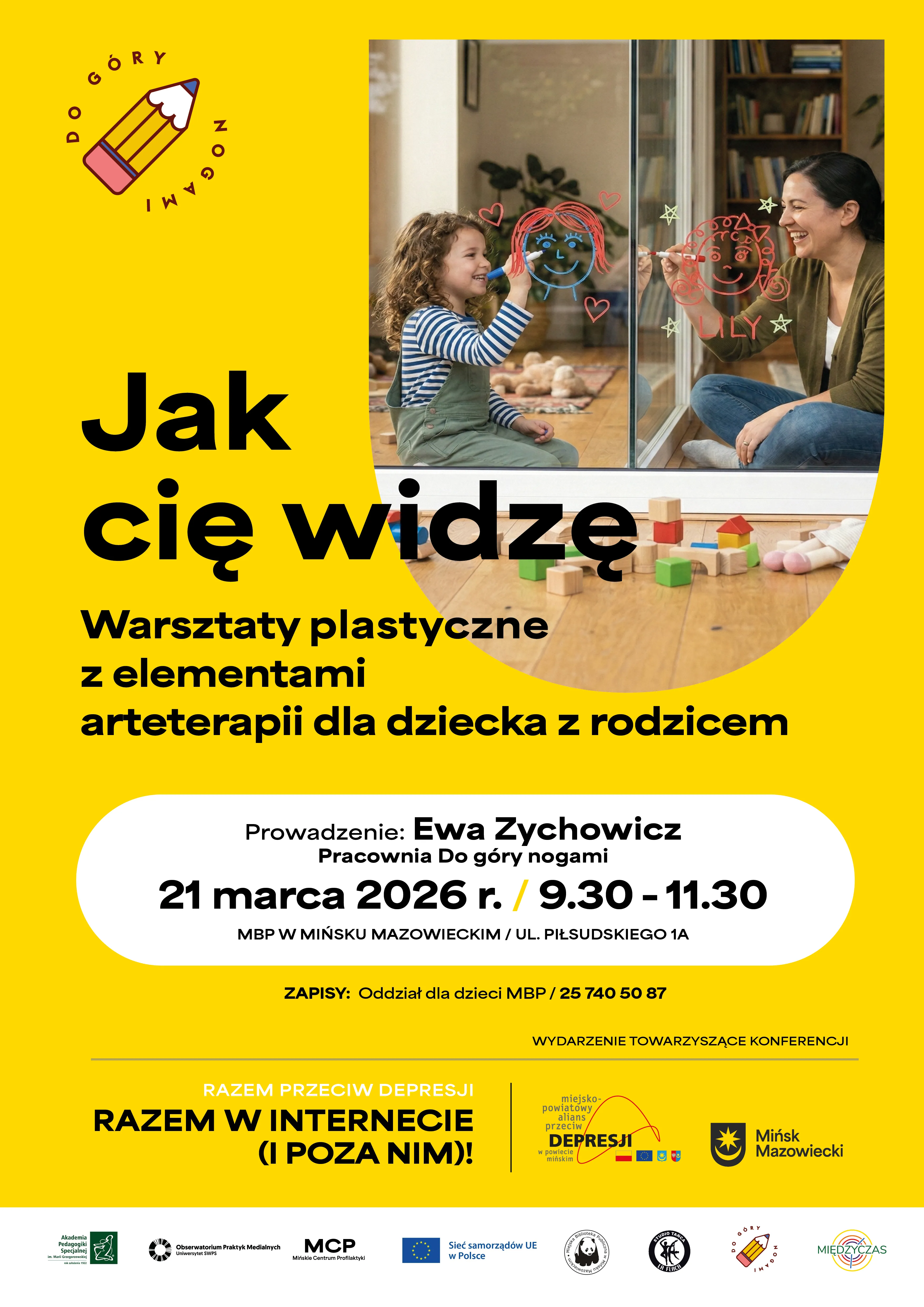 Kliknięcie powiększy obraz. Dziecko siedzi na podłodze naprzeciwko dorosłej osoby po obu stronach przeszklonego drzwi. Obydwie osoby rysują kolorowe uśmiechnięte twarze flamastrem na szybie. Jasny żółty pas tła, drewniana podłoga i porozrzucane drewniane klocki widoczne na pierwszym planie.