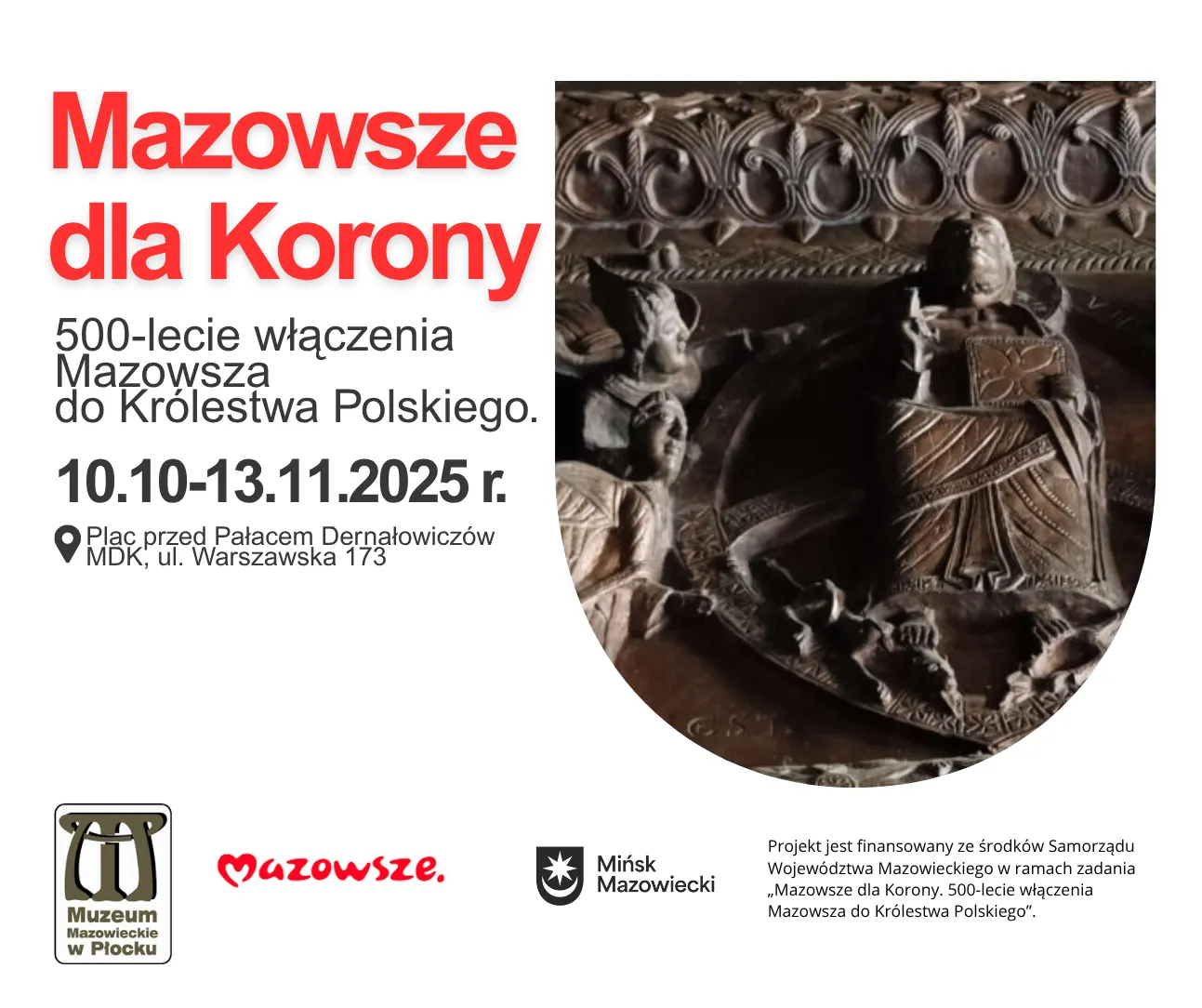 Kliknięcie powiększy obraz. Wystawa upamiętniająca 500-lecie włączenia Mazowsza do Królestwa Polskiego, z datami od 10 października do 13 listopada 2025 roku, z informacją o miejscu wydarzenia i logotypami organizatorów, obok zdjęcia średniowiecznego drewnianego reliefu z postaciami.