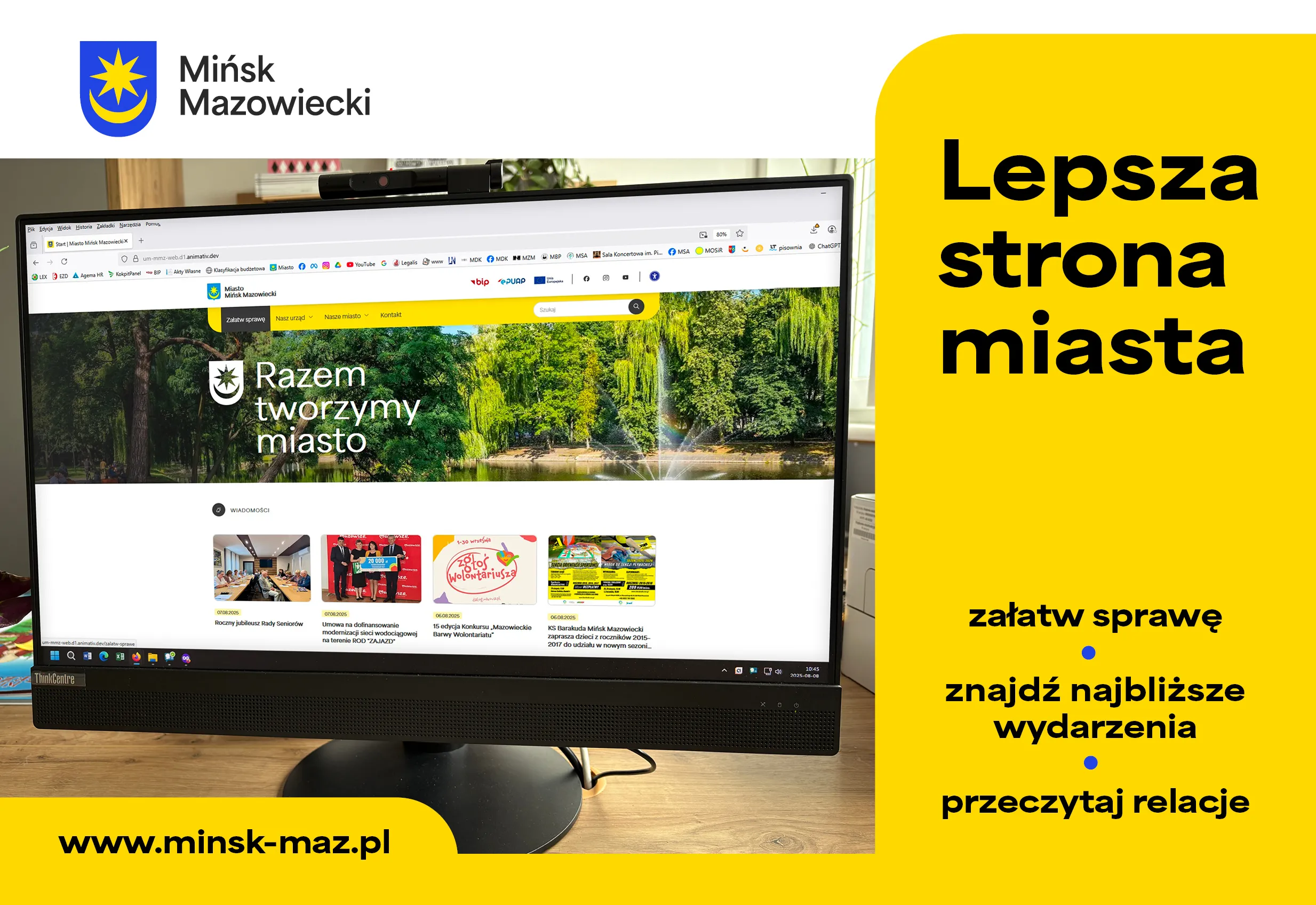 Kliknięcie powiększy obraz. Monitor z otwartą stroną internetową miasta Mińsk Mazowiecki stoi na drewnianym biurku, obok żółta plansza z hasłem Lepsza strona miasta oraz trzema punktami do załatwiania spraw, znajdowania wydarzeń i czytania relacji.