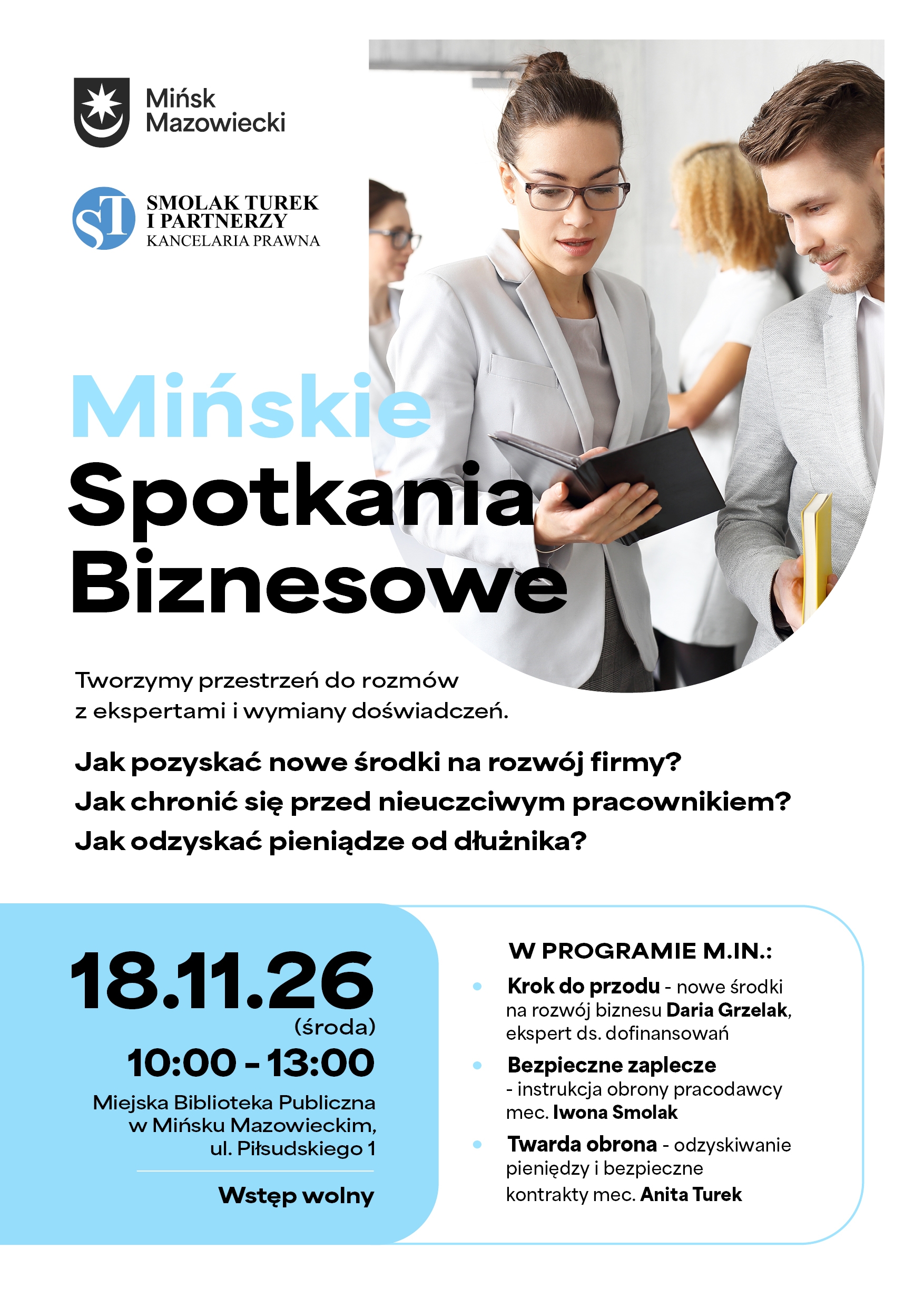 Kliknięcie powiększy obraz. Dwie osoby w biurowych strojach rozmawiają, kobieta w jasnej marynarce i okularach trzyma otwarty notes, mężczyzna trzyma książkę. W tle dwie rozmyte osoby. Lewy górny róg z dwoma logotypami na białym tle. Po lewej duże jasnoniebieskie pole z datą i godziną oraz informacją o miejscu.