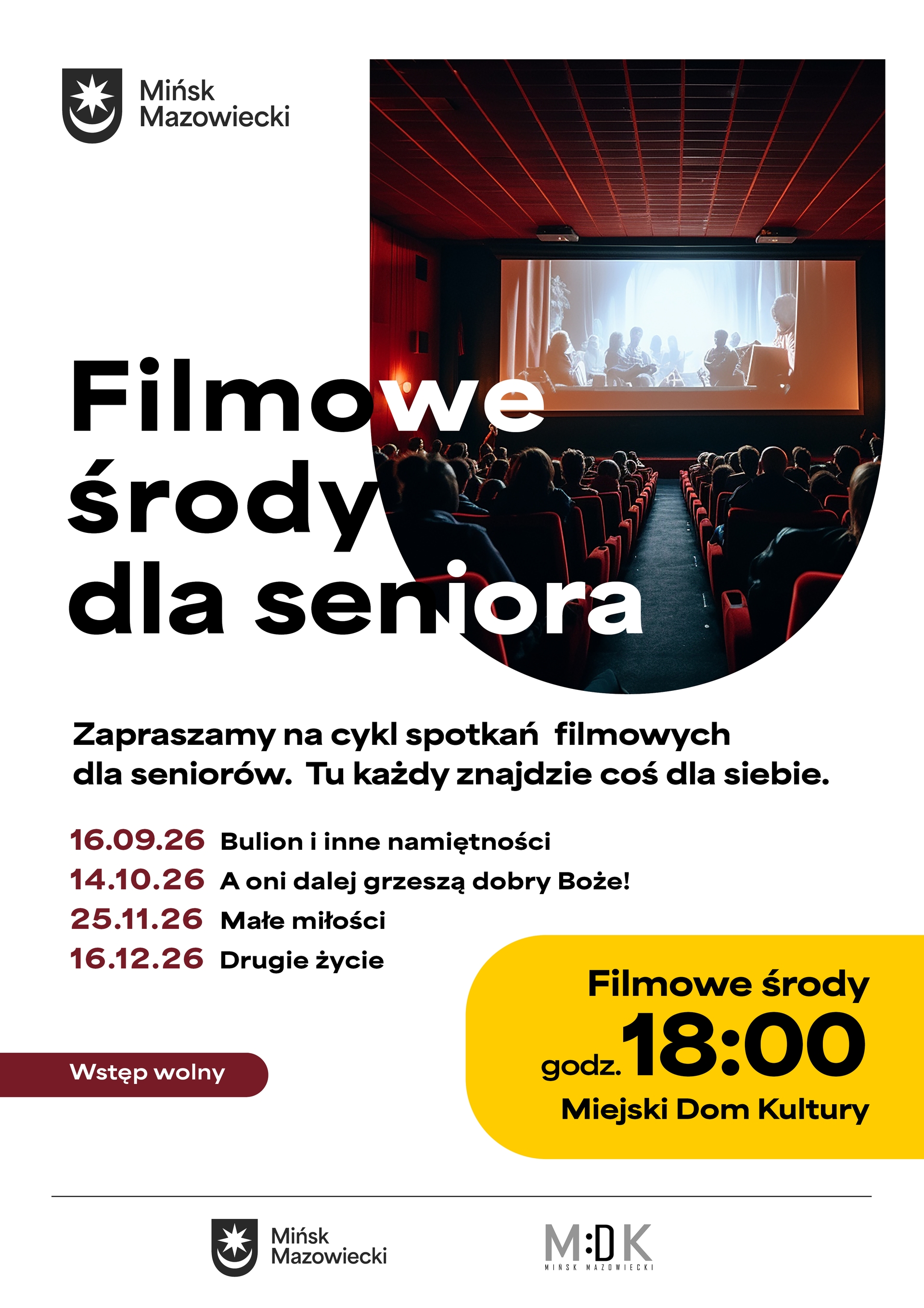 Kliknięcie powiększy obraz. Plakat o białym tle z dużą, czarną typografią po lewej i okrągłym zdjęciem sali kinowej po prawej. W zdjęciu ciemna sala z czerwonymi fotelami i widownią oglądającą jasny ekran. U góry po lewej czarne logo miasta. U dołu pośrodku logo domu kultury. Po prawej żółty, zaokrąglony panel z wyróżnioną godziną. Po lewej bordowy owal informujący o bezpłatnym wstępie. Kompozycja używa kontrastowych kolorów: biały, czarny, czerwony, żółty i bordowy.