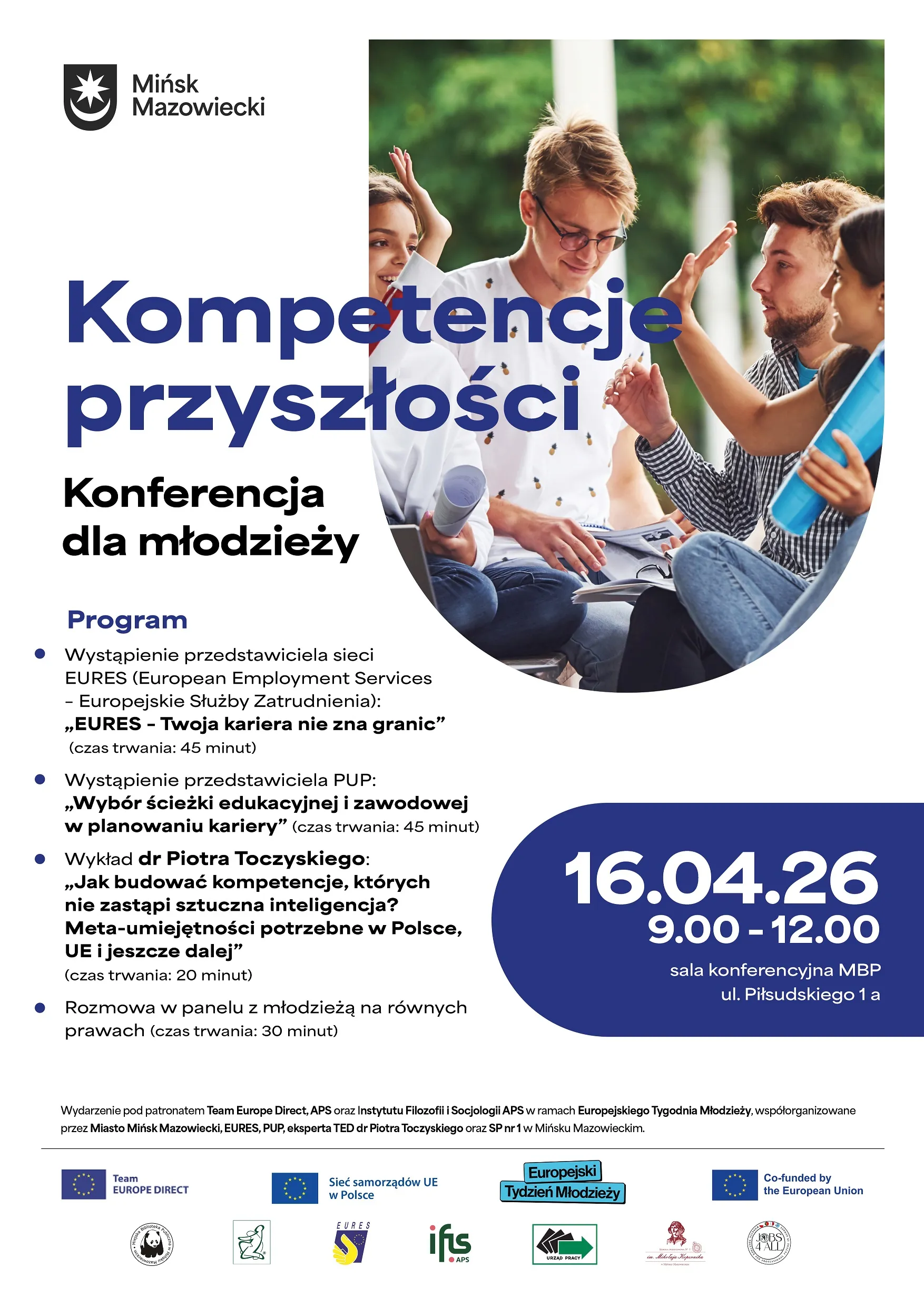 Kliknięcie powiększy obraz. Duży niebieski nagłówek o kompetencjach przyszłości. Czarny podtytuł informujący o konferencji dla młodzieży. Po prawej cztery młode osoby siedzą na zewnątrz i rozmawiają, trzymają materiały i notesy. Po lewej lista punktów programu w formie wypunktowanej. U dołu po prawej niebieski, zaokrąglony panel z datą i godziną wydarzenia oraz informacją o sali i ulicy. W lewym górnym rogu herb miasta. Na dole rząd logotypów organizatorów i partnerów na białym tle.