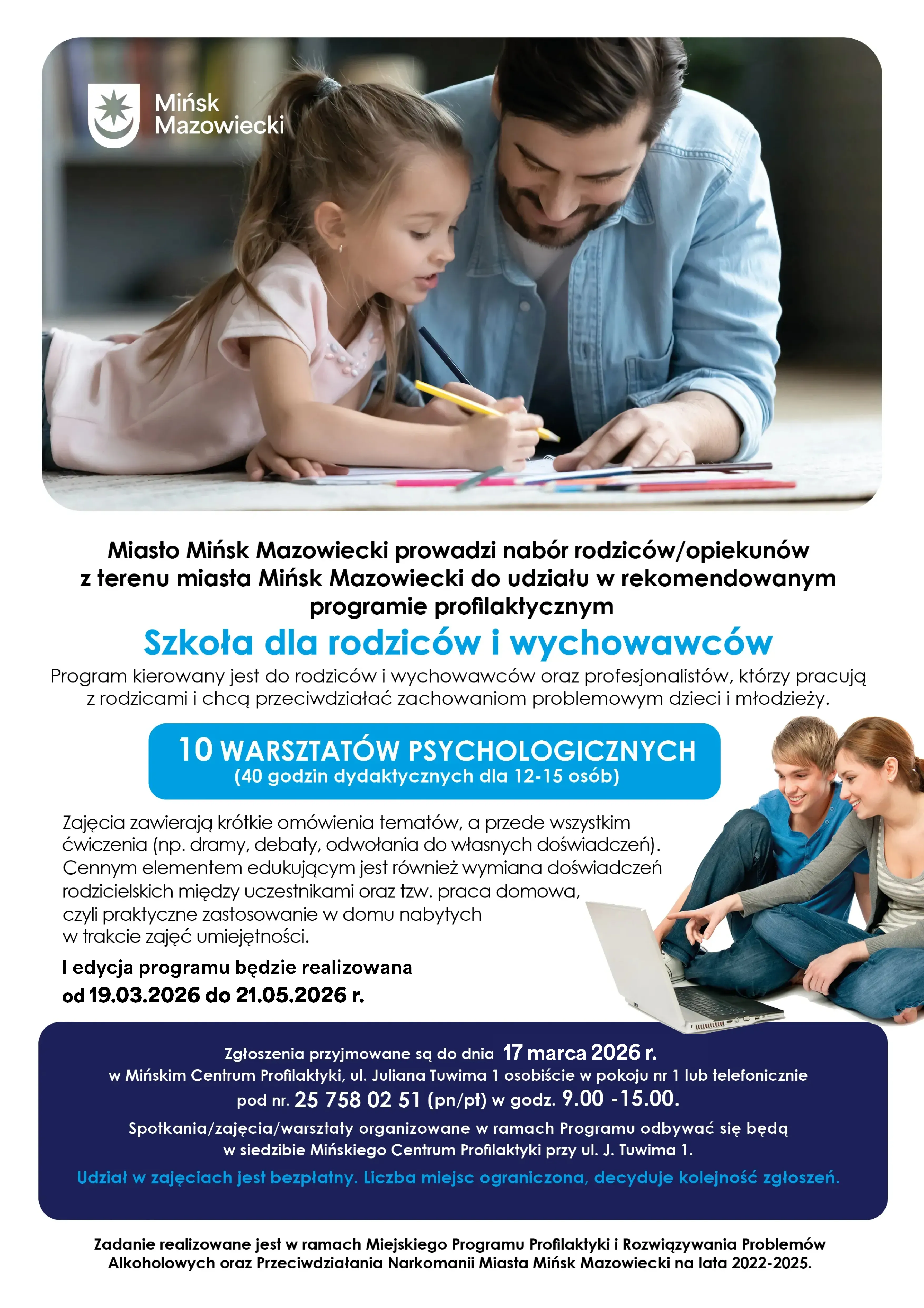 Kliknięcie powiększy obraz. Mężczyzna i dziewczynka leżą na podłodze i rysują przy biurku. Na górze po lewej logo miasta na jasnym tle. Na środku duży jasny obszar z napisem o szkole dla rodziców i niebieskim paskiem informacyjnym. Na dole po prawej dwoje nastolatków siedzi na podłodze i korzysta z laptopa. Tło głównie białe.