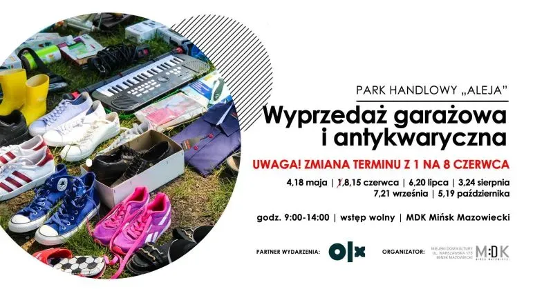 Kliknięcie powiększy obraz. Różne przedmioty na trawie do sprzedaży, w tym buty sportowe, kalosze, klawiatura muzyczna i inne drobiazgi.