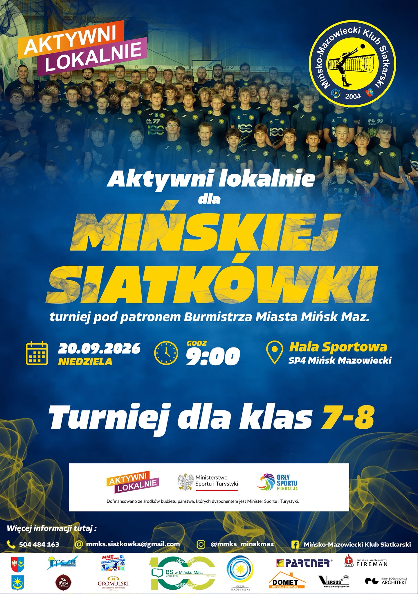 Kliknięcie powiększy obraz. Grupa kilkudziesięciu chłopców i kilku trenerów w granatowych koszulkach stoi w hali sportowej. W prawym górnym rogu znajduje się okrągłe żółto-niebieskie logo klubu. Tło jest intensywnie niebieskie z żółtymi dekoracyjnymi smugami. Plakat ma układ informacyjny z dużymi, kontrastowymi napisami i ikonami.