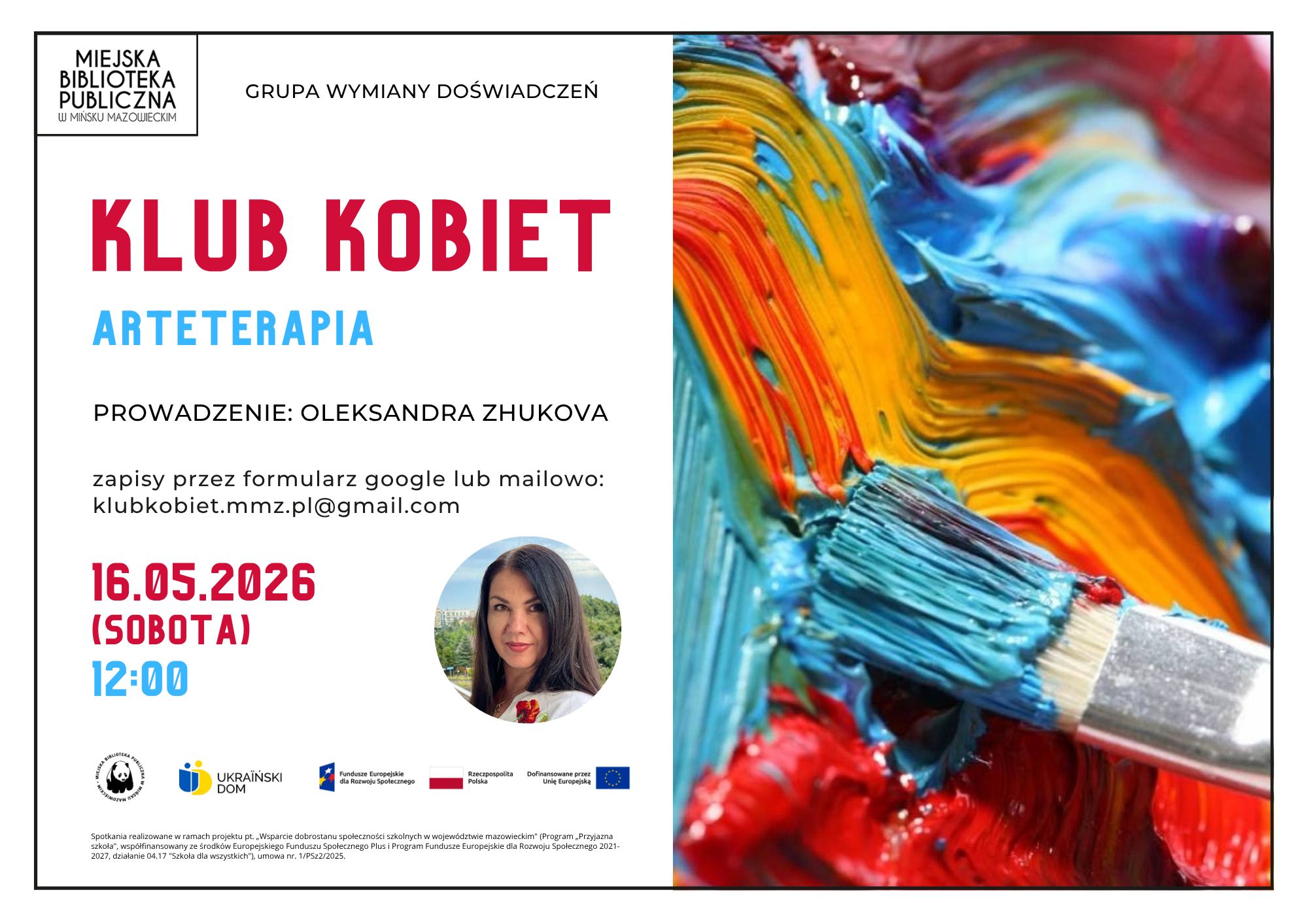 Kliknięcie powiększy obraz. Po lewej biały plakat z czarną ramką, u góry logo biblioteki i duży czerwony nagłówek. Pod nagłówkiem niebieski podtytuł, okrągłe zdjęcie kobiety oraz daty i godziny w czerwonym i niebieskim kolorze. Po prawej duże zbliżenie pociągnięcia pędzla z grubą warstwą farb w jaskrawych kolorach: żółtym, czerwonym, niebieskim i turkusowym.