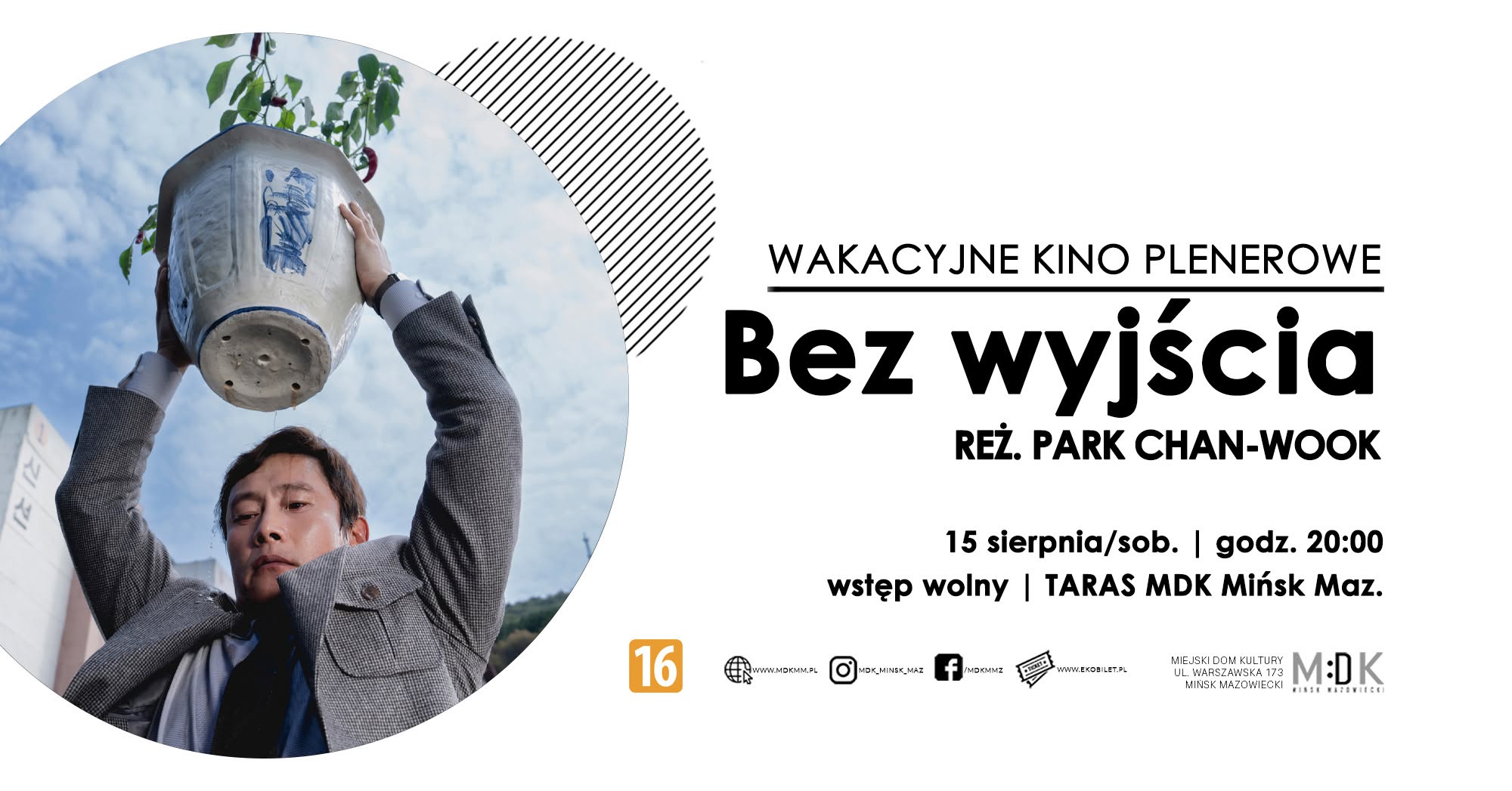 Kliknięcie powiększy obraz. Mężczyzna w garniturze trzyma nad głową dużą ceramiczną donicę z rośliną na tle nieba. Obraz ujęty w półkolu po lewej stronie. Po prawej biały plakat z dużą czarną typografią zapowiadającą pokaz filmowy, drobnymi informacjami i ikoną wieku 16.