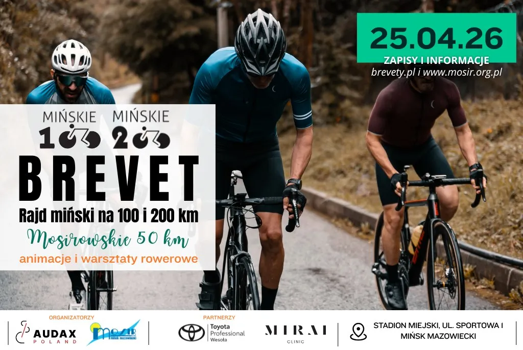 Kliknięcie powiększy obraz. Trzech rowerzystów jedzie po szosie otoczonej jesiennymi drzewami. Dwóch z nich ma na sobie niebieskie koszulki, jeden ciemnoczerwoną. Po lewej stronie tekst o rajdzie rowerowym Mińsk Brevet na 100 i 200 km oraz Mosirawskie 50 km, po prawej data 25.04.26 oraz informacje o zapisach. Na dole logotypy organizatorów i partnerów oraz miejsce wydarzenia.