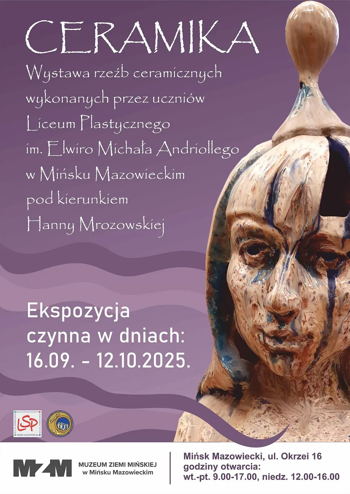 Kliknięcie powiększy obraz. Na fioletowym tle białe napisy oraz zdjęcie ceramicznej rzeźby przedstawiającej twarz kobiety.