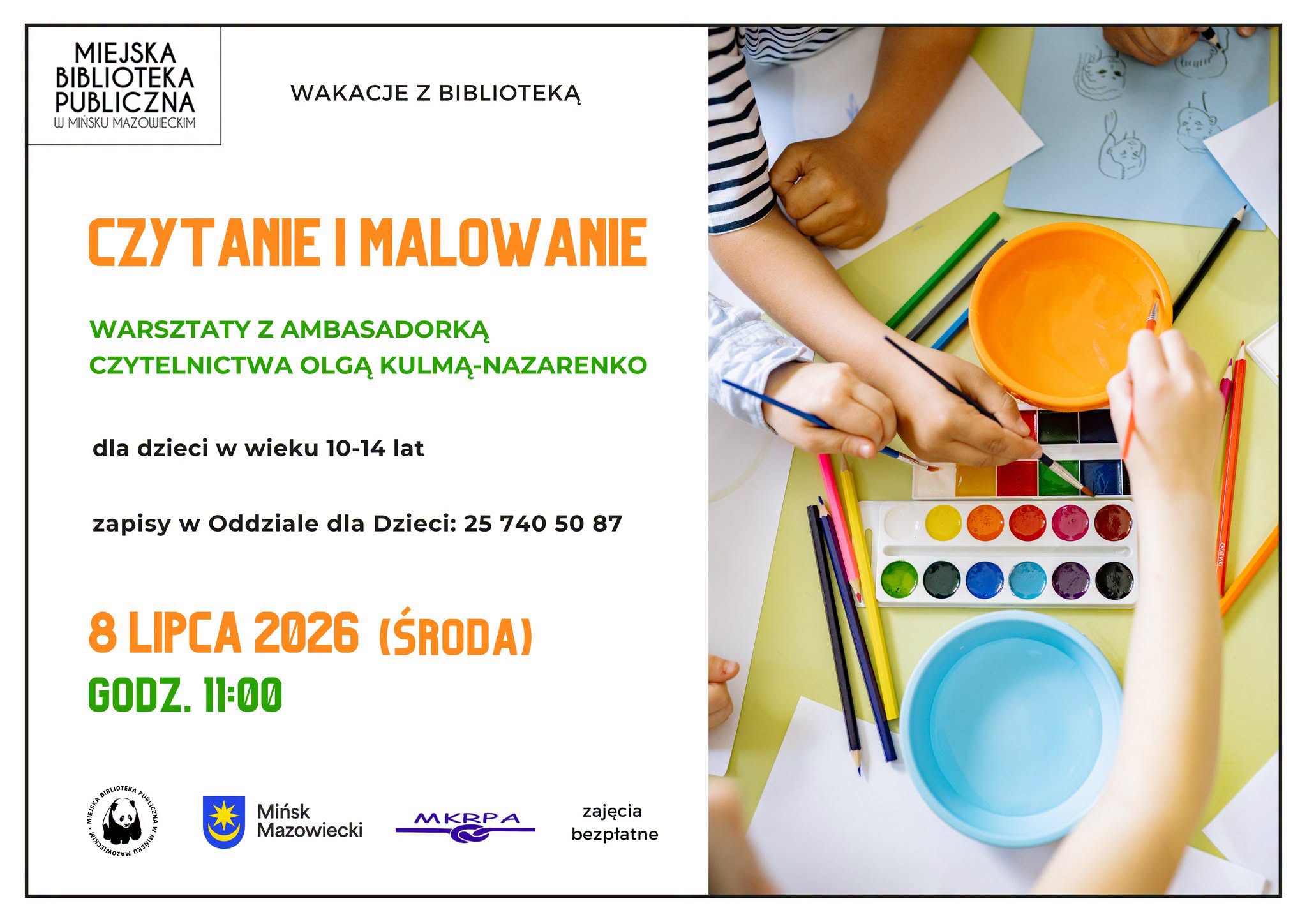 Kliknięcie powiększy obraz. Plakat podzielony pionowo na biały lewy pas z logo i kolorowymi nagłówkami informacyjnymi oraz fotografię po prawej. Kilka dzieci siedzi przy stole i maluje; widać ich ręce trzymające pędzle nad paletą akwareli, pomarańczową i niebieską miseczkę z wodą oraz kolorowe kredki na jasnozielonym blacie.