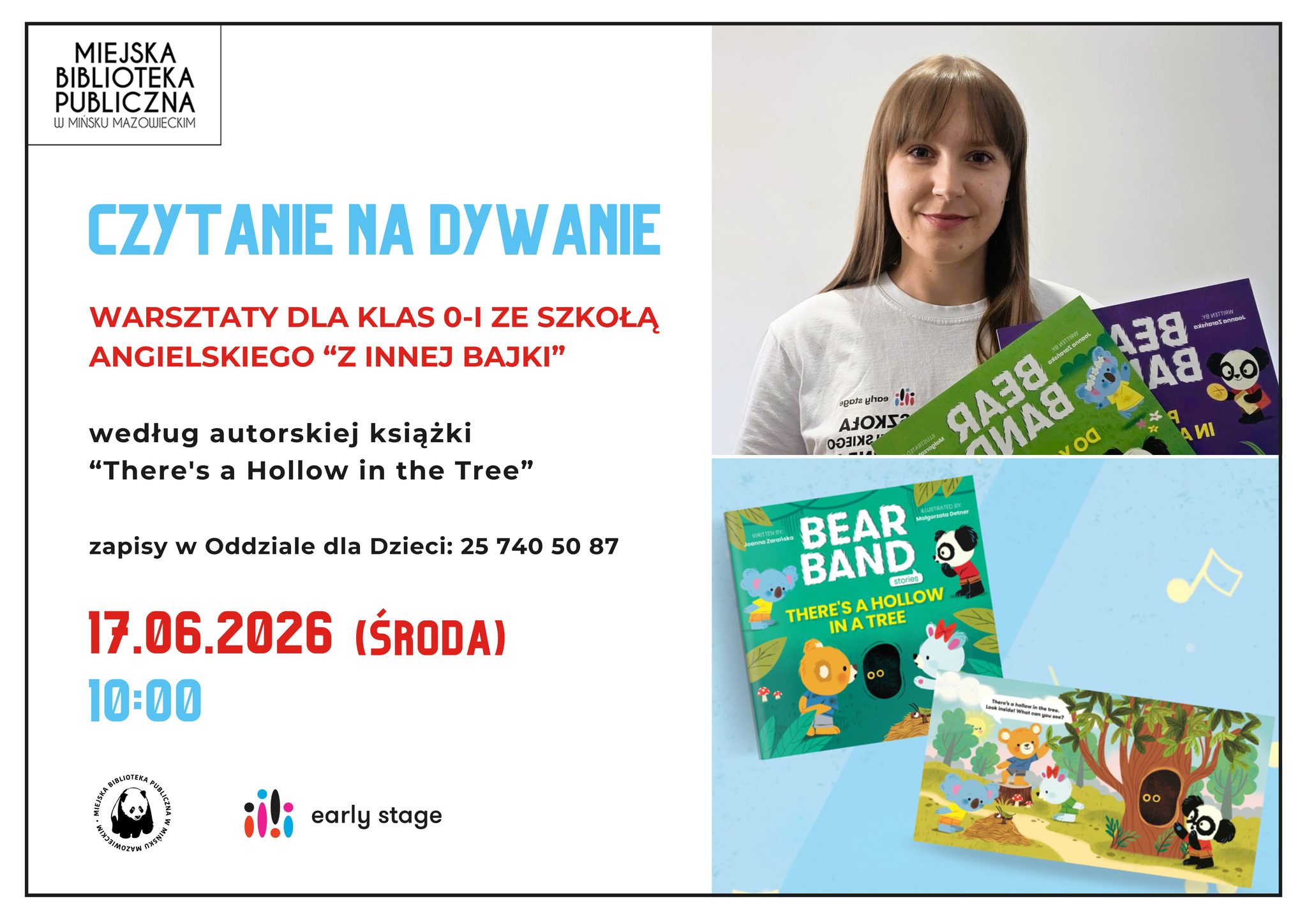 Kliknięcie powiększy obraz. Po lewej stronie pionowy biały pas z tekstowymi blokami i logotypami biblioteki. Po prawej stoi kobieta w jasnej bluzce i trzyma kilka kolorowych książeczek dla dzieci z ilustracjami zwierząt. Tło prawej części jest jednolicie jasne, a poniżej widoczne duże rozłożone strony książki z rysunkiem drzewa i postaciami zwierząt.