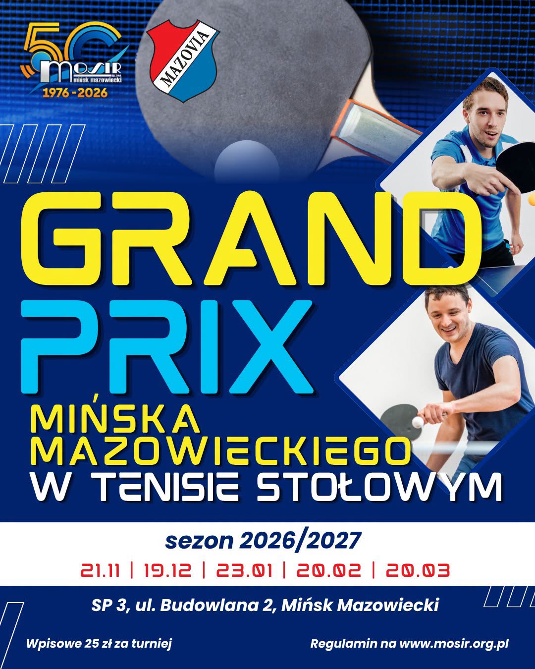 Kliknięcie powiększy obraz. Projekt plakatu o dominującej niebieskiej kolorystyce. Na górze widoczna duża rakietka do tenisa stołowego z piłeczką i dwa logotypy. Po prawej dwie fotografie mężczyzn grających w ping-ponga umieszczone w skośnych prostokątach. Na środku duże żółte i niebieskie napisy oraz kontrastujące elementy graficzne. Na dole pasek z informacjami i prostokątnymi akcentami.