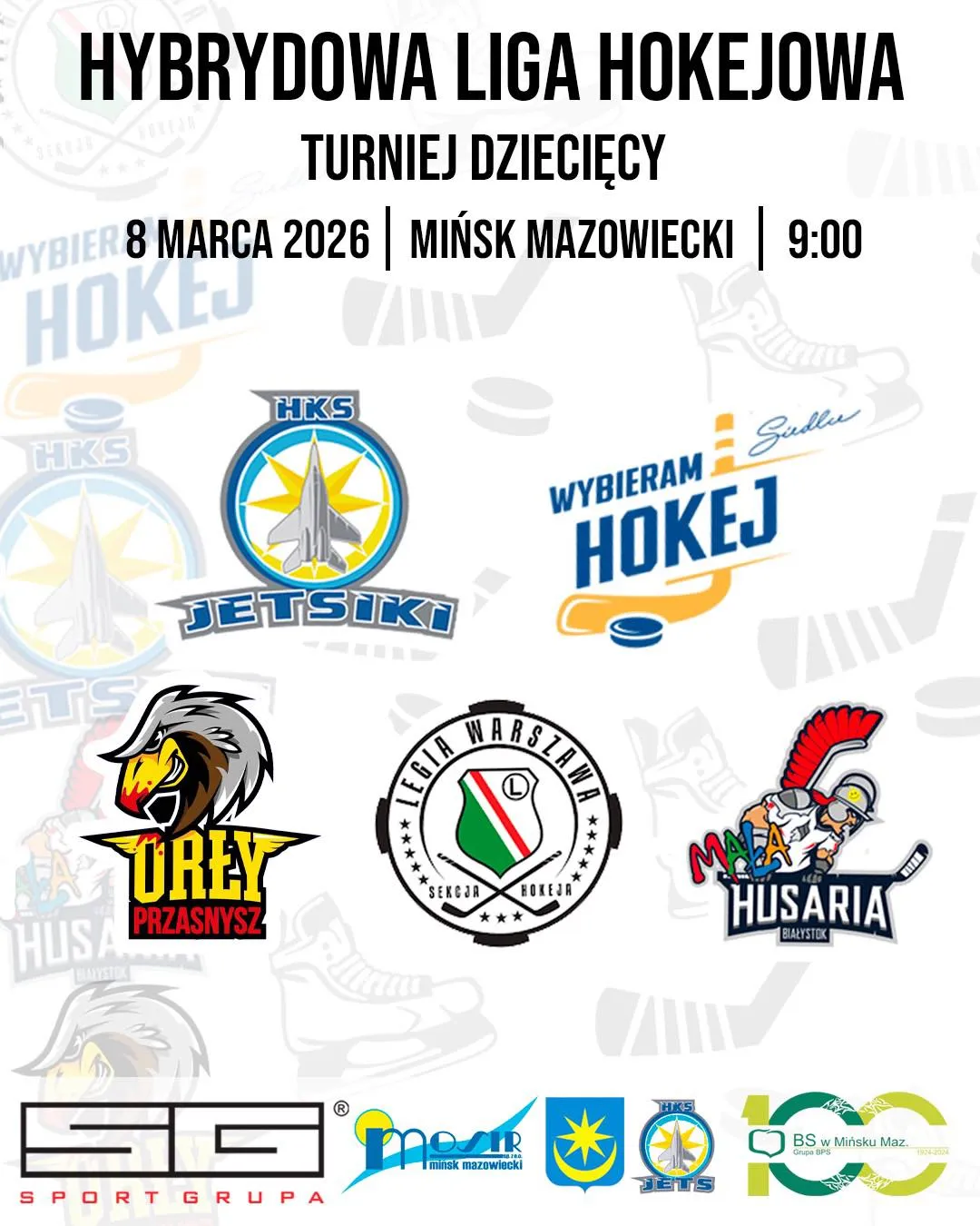 Kliknięcie powiększy obraz. Grafika promuje turniej hokejowy na białym tle z szarymi ikonami łyżew i krążków. Na środku rozmieszczone są cztery kolorowe logotypy drużyn i jeden okrągły herb. U dołu w rzędzie widoczne są mniejsze logotypy sponsorów i organizatorów. Duża czarna typografia u góry zajmuje górną część kompozycji.