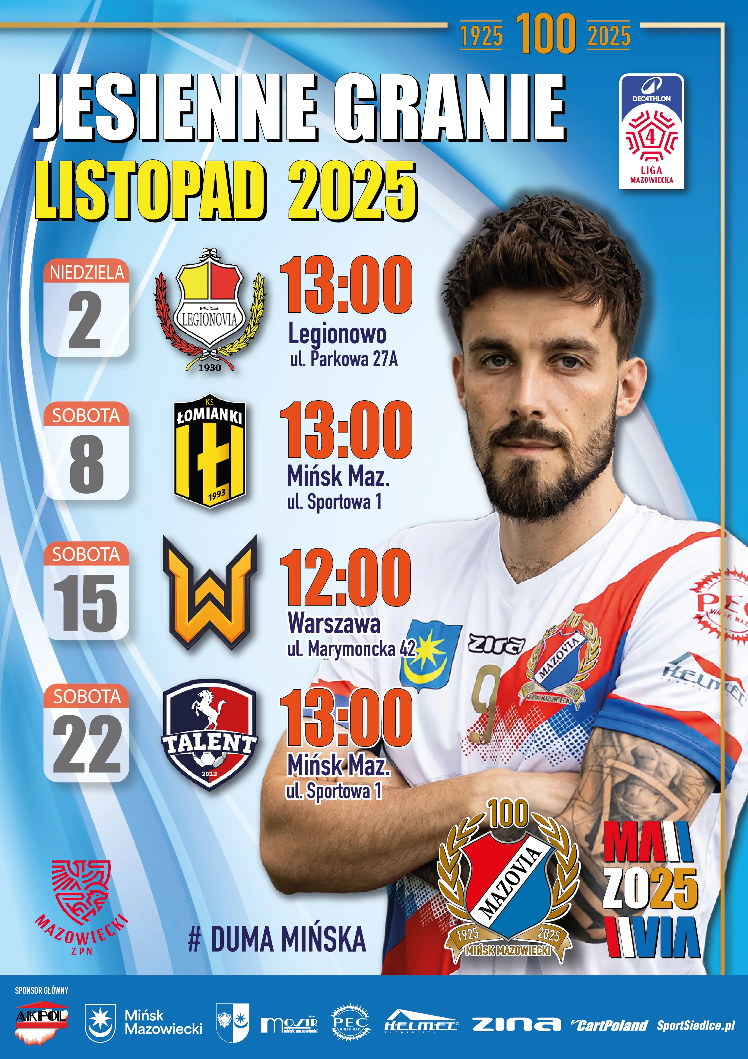 Kliknięcie powiększy obraz. Mężczyzna z krótkimi brązowymi włosami i brodą stoi ze skrzyżowanymi ramionami, ubrany w biało-czerwoną koszulkę sportową z logo Mazovia. Po lewej stronie informacja o jesiennych meczach piłkarskich w listopadzie 2025 roku. Cztery daty: 2, 8, 15 i 22 listopada z godzinami i miejscami spotkań oraz herbami drużyn. Tło niebieskie z białymi i niebieskimi falami. W dolnej części logotypy sponsorów i herb Mazowieckiego ZPN.