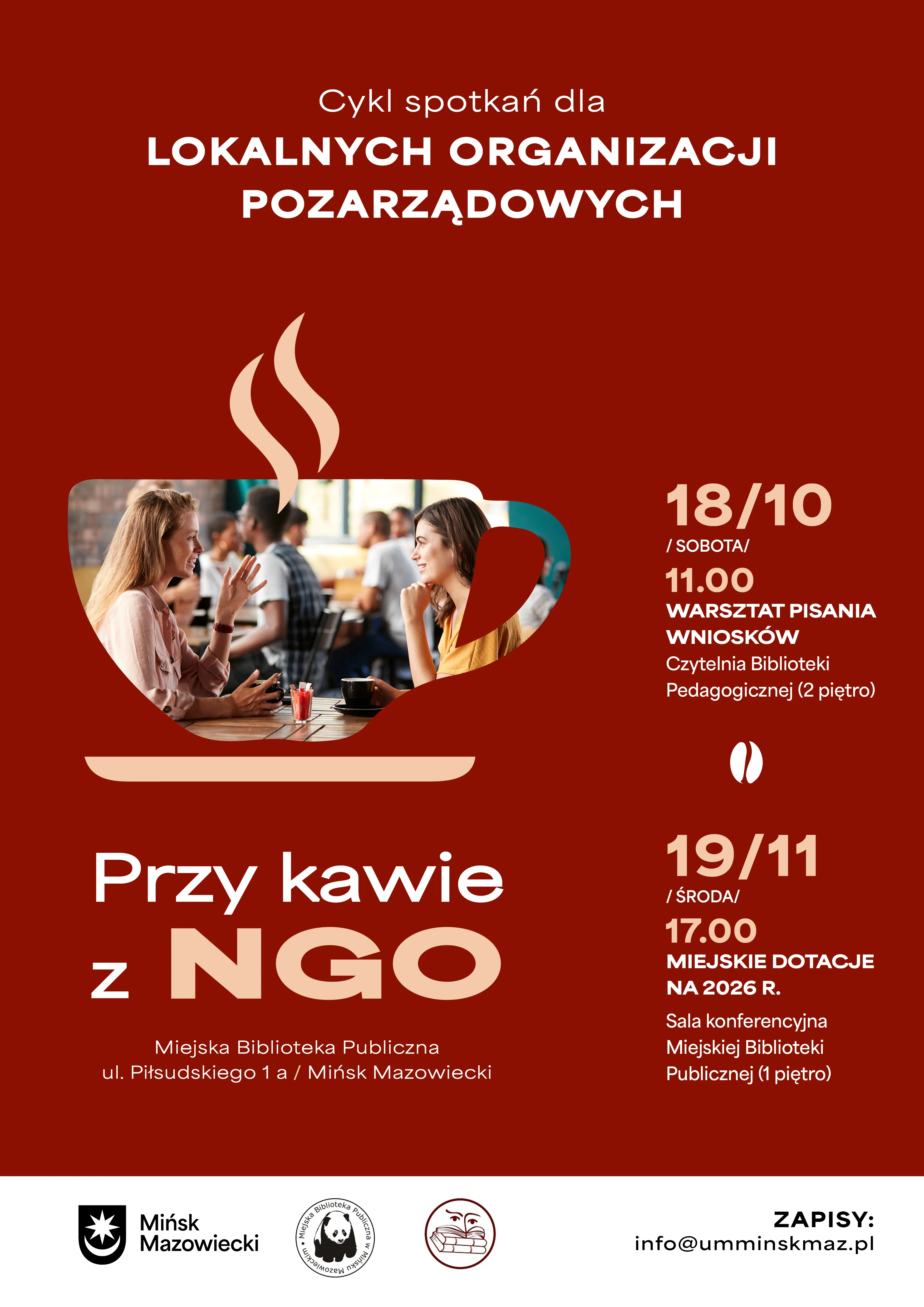 Kliknięcie powiększy obraz. Plakat z brązowym tłem, na którym znajduje się grafika filiżanki kawy wypełniona zdjęciem dwóch rozmawiających kobiet w kawiarni. Tekst informuje o cyklu spotkań dla lokalnych organizacji pozarządowych „Przy kawie z NGO” w Miejskiej Bibliotece Publicznej w Mińsku Mazowieckim. Terminy i tematy spotkań: 18 października o 11:00 warsztat pisania wniosków w czytelni Biblioteki Pedagogicznej na 2. piętrze oraz 19 listopada o 17:00 spotkanie o miejskich dotacjach na 2026 rok w sali konferencyjnej Miejskiej Biblioteki Publicznej na 1. piętrze. Na dole plakatu logotypy Mińska Mazowieckiego i biblioteki oraz kontakt do zapisów.