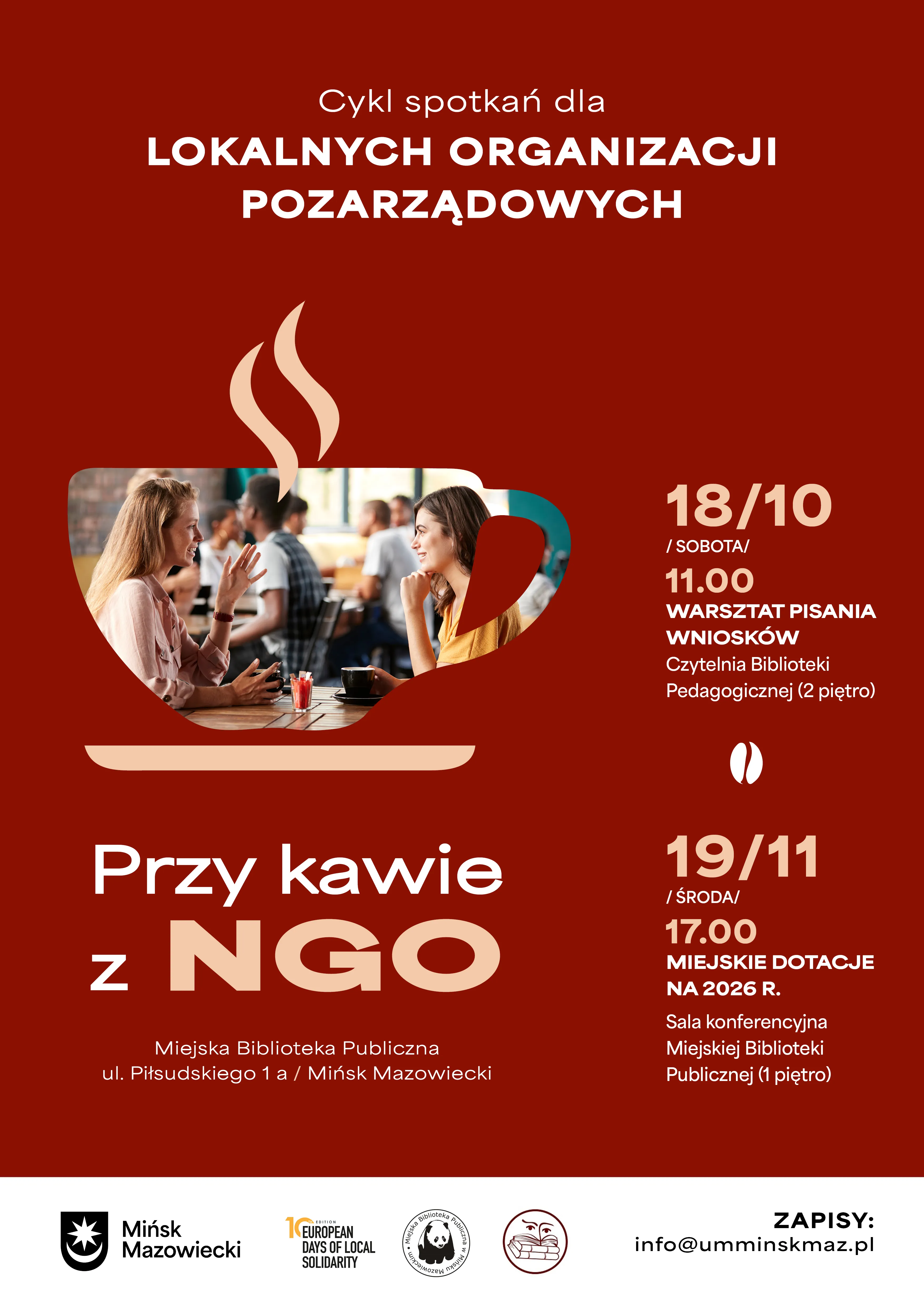 Kliknięcie powiększy obraz. Na czerwonym tle grafika filiżanki kawy z parą unoszącą się z niej, w filiżance zdjęcie dwóch rozmawiających kobiet w kawiarni. Tekst informuje o cyklu spotkań dla lokalnych organizacji pozarządowych pod hasłem "Przy kawie z NGO". Wydarzenia odbywają się w Miejskiej Bibliotece Publicznej w Mińsku Mazowieckim. Pierwsze spotkanie 18 października o 11:00 - warsztat pisania wniosków, drugie 19 listopada o 17:00 - temat miejskie dotacje na 2026 rok. Na dole logotypy miasta Mińsk Mazowiecki i partnerów oraz dane do zapisu.