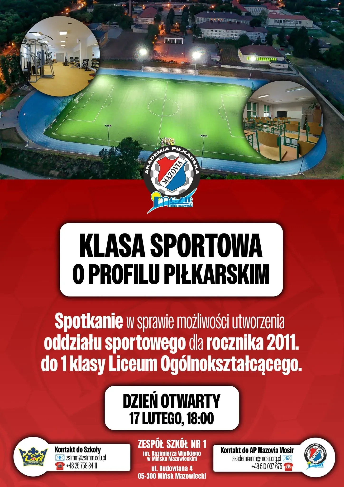 Kliknięcie powiększy obraz. Na górze nocny widok z lotu ptaka na oświetlone boisko piłkarskie z niebieską bieżnią. Dwa okrągłe wstawki pokazują wnętrze siłowni z urządzeniami oraz pustą salę lekcyjną z ławkami. Czerwona dolna część grafiki zawiera logo szkoły i elementy informacyjne. Wokół boiska widoczne są budynki i zieleń.