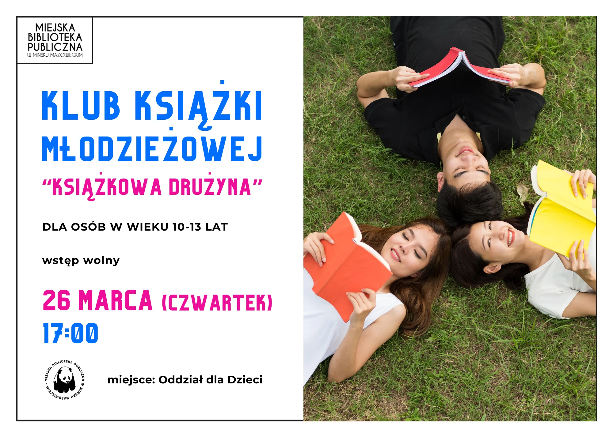 Kliknięcie powiększy obraz. Trzy nastolatki leżą na zielonej trawie na zewnątrz, każda trzyma otwartą, kolorową książkę, głowy mają zbliżone obok siebie po prawej stronie. Po lewej stronie jest jasne, białe tło z pionowym układem tekstu i logo biblioteki.