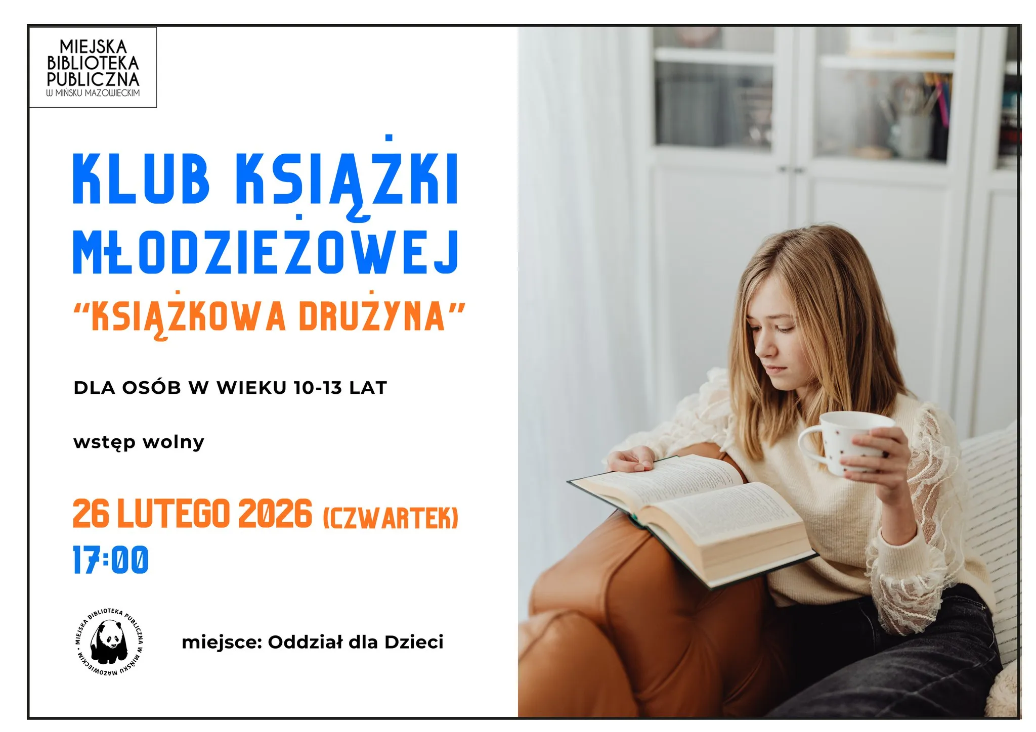 Kliknięcie powiększy obraz. Dziewczynka siedzi na brązowej skórzanej kanapie, czyta otwartą książkę i trzyma filiżankę. Wnętrze jest jasne, w tle białe szafki i półki. Po lewej stronie widoczny jest duży biały panel z kolorową typografią.