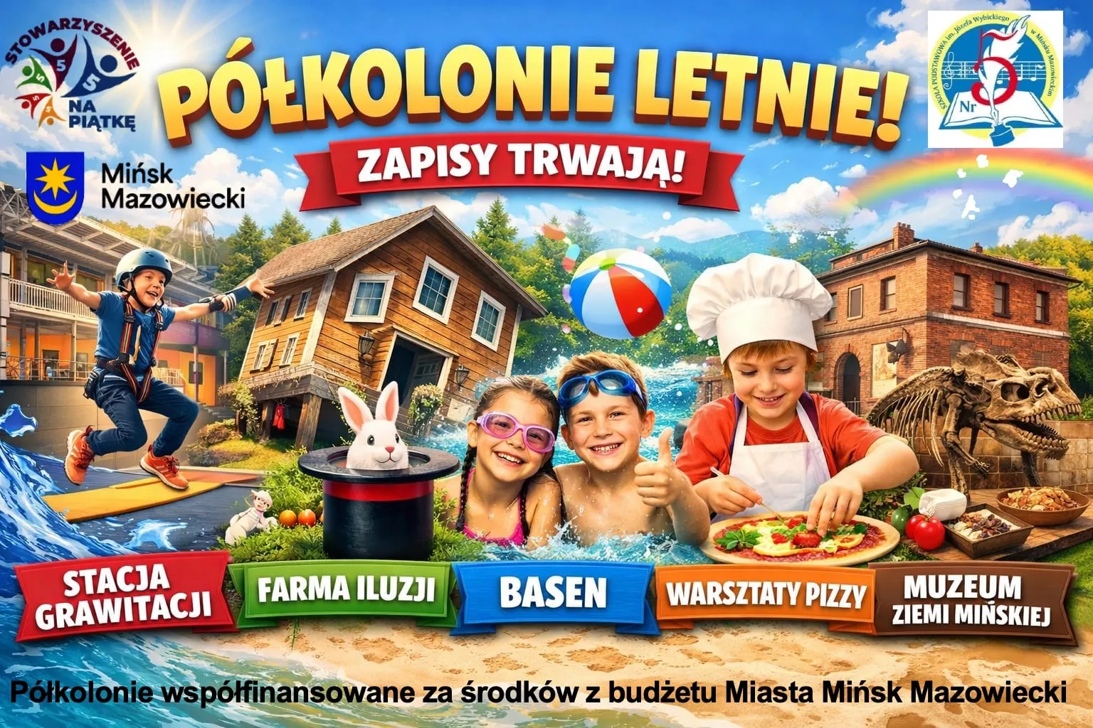 Kliknięcie powiększy obraz. Trzy uśmiechnięte dzieci na pierwszym planie: dwoje w kąpielówkach z goglami w wodzie, jedno w czapce kucharskiej przygotowuje pizzę. Po lewej dziecko w kasku skacze na desce nad wodą. W tle przechylony drewniany domek, budynek muzeum z szkieletorem dinozaura, magiczny cylinder z króliczkiem i kolorowa piłka plażowa. Jasne niebo ze słońcem i tęczą, zielone drzewa i plażowy piasek tworzą letnią scenerię.