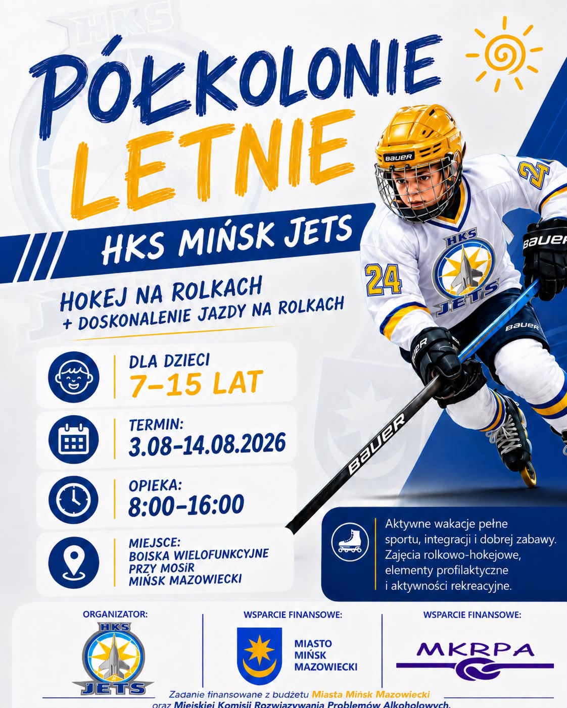 Kliknięcie powiększy obraz. Plakat reklamuje letnie półkolonie hokejowe HKS Mińsk Jets. Na białym i niebieskim tle duży niebiesko-żółty nagłówek. Po prawej stronie chłopiec w białym i niebieskim stroju hokejowym z numerem 24 i żółtym kaskiem jedzie na rolkach z kijem hokejowym. Po lewej ikonki informacyjne pokazują wiek uczestników około 7–15 lat, termin na początku sierpnia 2026 oraz opiekę w godzinach 8:00–16:00. U dołu logo klubu i logotypy sponsorów. Tło zawiera elementy graficzne w kolorach niebieskim i żółtym oraz rysunek słońca.