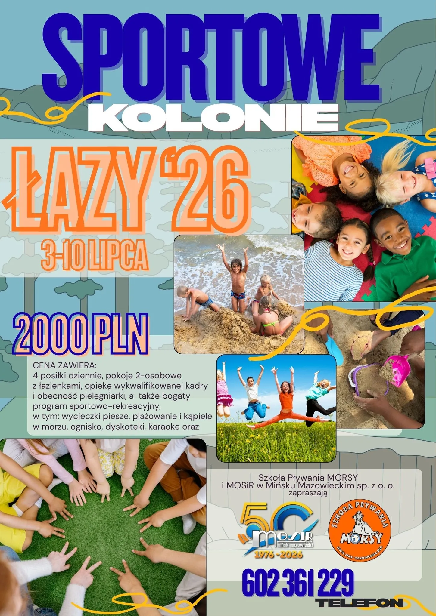 Kliknięcie powiększy obraz. Kolorowy plakat reklamowy obozu sportowego na jasno-niebieskim tle. Duży nagłówek u góry i wyróżnione pomarańczowe i granatowe napisy informacyjne. Po prawej kolaż z kilkoma zdjęciami uśmiechniętych dzieci leżących razem, bawiących się na plaży, skaczących na łące oraz dłoni bawiących się piaskiem. Na dole zdjęcie grupy dzieci siedzących w kole i wskazujących palcami do środka. W tle stylizowane wzgórza. Na dole wyróżniony numer telefonu.