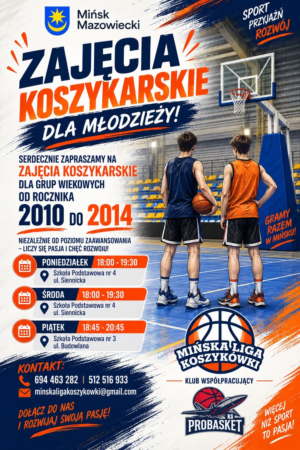 Kliknięcie powiększy obraz. Plakat promuje zajęcia koszykarskie dla młodzieży. Na pierwszym planie dwóch chłopców stoi plecami na hali, jeden trzyma piłkę. Po prawej widoczny kosz do koszykówki i trybuny. Po lewej kolumny z blokami informacyjnymi i ikonami terminarza. Dominują kolory niebieski, pomarańczowy i biały. W górnym rogu herb miasta, w dolnej części logo ligi koszykówki i klubu.