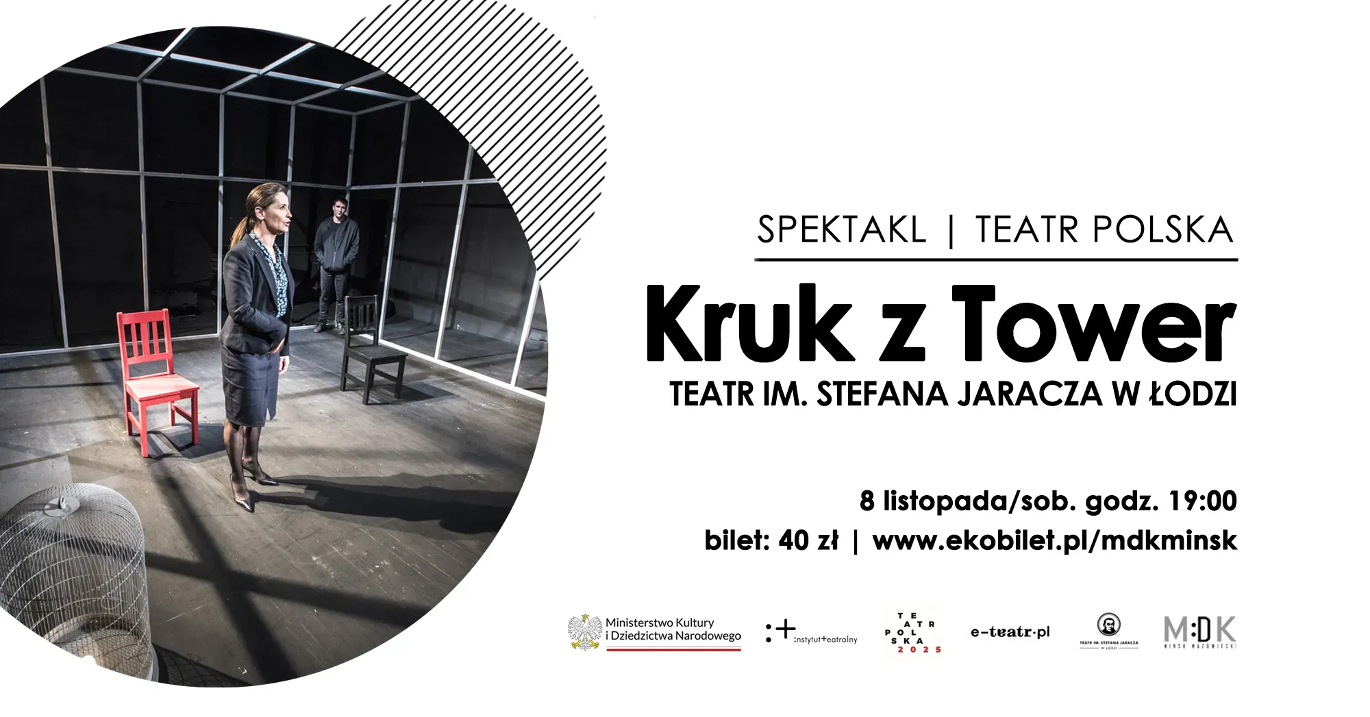 Kliknięcie powiększy obraz. Po lewej stronie dwóch aktorów na scenie w minimalistycznej scenografii, po prawej napisy na białym tle.