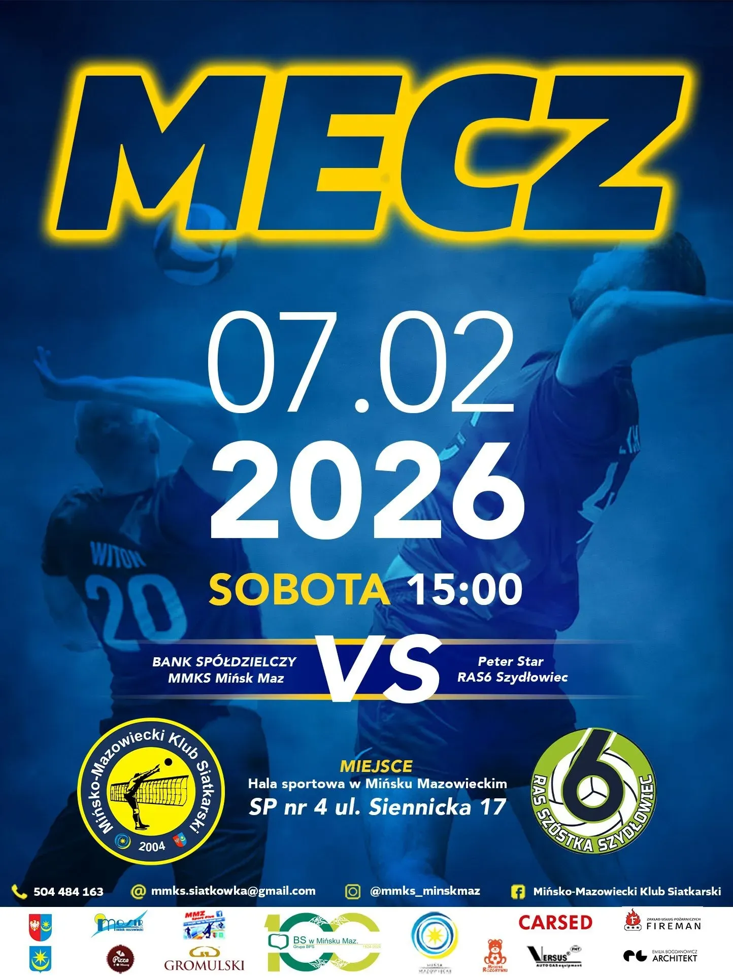 Kliknięcie powiększy obraz. Ciemnoniebieskie tło. Dwoje siatkarzy skacze po obu stronach kadru. U góry duży nagłówek z żółtym obramowaniem. W centrum widoczna duża jasna data i godzina oraz znak VS między paskami. W dolnych rogach dwa okrągłe logotypy klubów i pasek małych logotypów sponsorów.