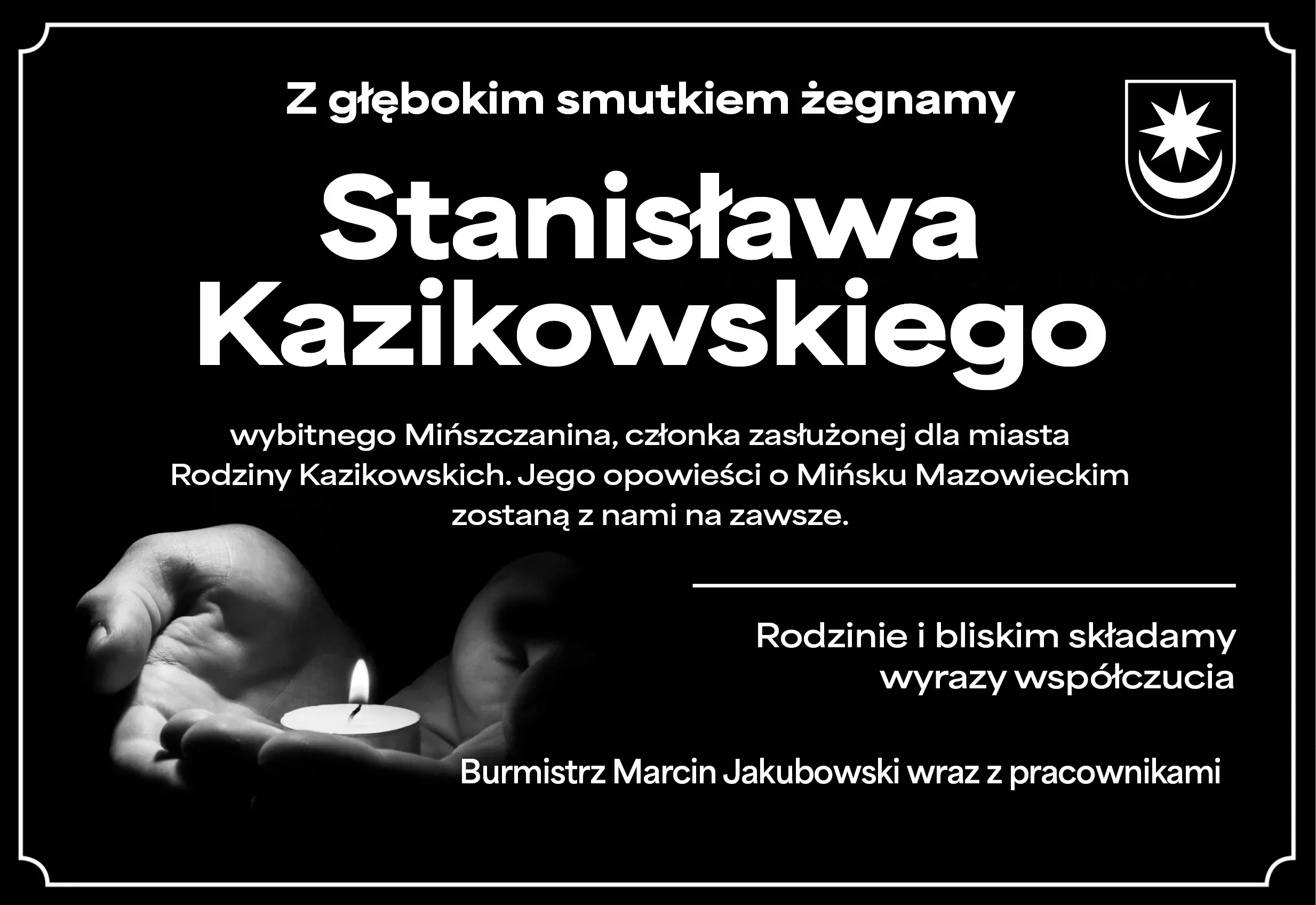 Kliknięcie powiększy obraz. Czarne tło z białym napisem kondolencyjnym, zawierającym imię i nazwisko zmarłego oraz tekst wyrażający współczucie. Po lewej stronie para dłoni trzymająca płonącą świecę. W prawym górnym rogu herb miasta. Biała obramówka wokół całego obrazu.