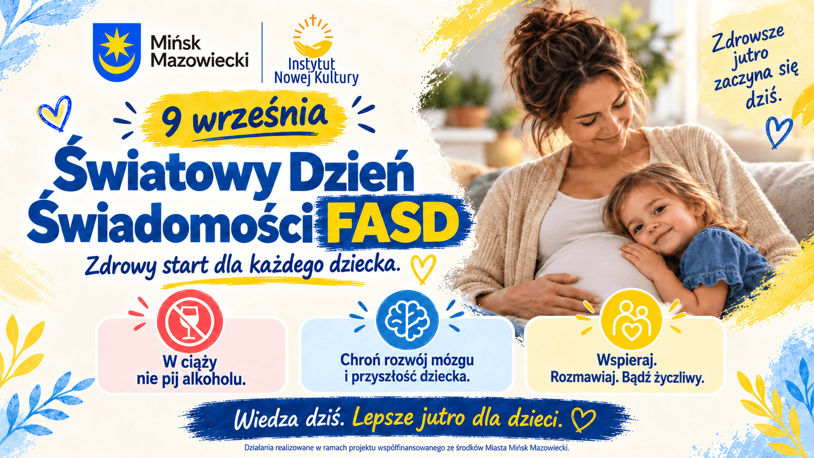 Kliknięcie powiększy obraz. Plakat informuje o światowym dniu świadomości FASD z widoczną datą w górnej części. Po lewej w górnym rogu znajdują się dwa logotypy instytucji. Po prawej siedząca kobieta w ciąży przytula małe dziecko na kanapie w jasnym, domowym wnętrzu. U dołu trzy kolorowe panele z ikonami: zakaz alkoholu, mózg i para opiekunów, oraz hasła zachęcające do ochrony rozwoju dziecka i wsparcia.