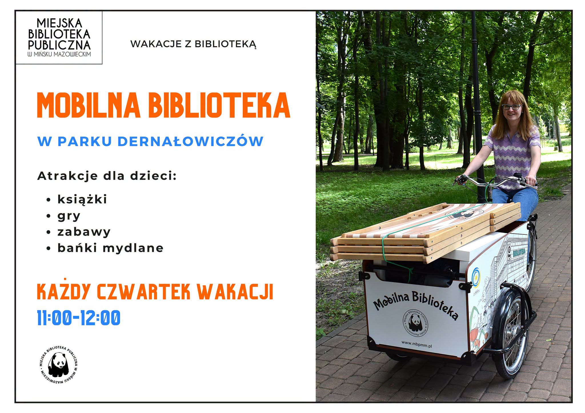 Kliknięcie powiększy obraz. Jedna kobieta siedzi na rowerze za białą przyczepką z napisem mobilnej biblioteki. Po prawej widoczny park z zielonymi drzewami, po lewej duży biały baner z pomarańczowymi i niebieskimi akcentami.